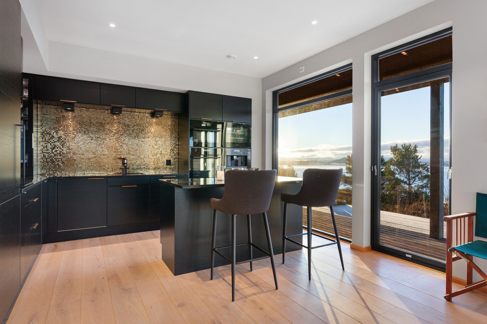 Kjøkkeninnredningen er levert av Sigdal og benkeplate av stein. Galleribilde