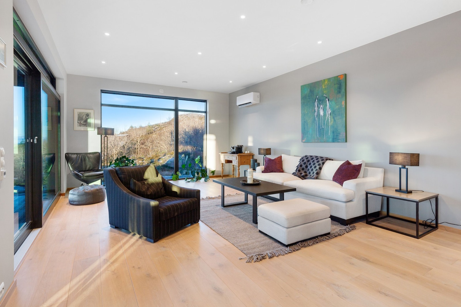 Stue: Ekstra høye himlinger gir rommet et god romfølelse. Galleribilde