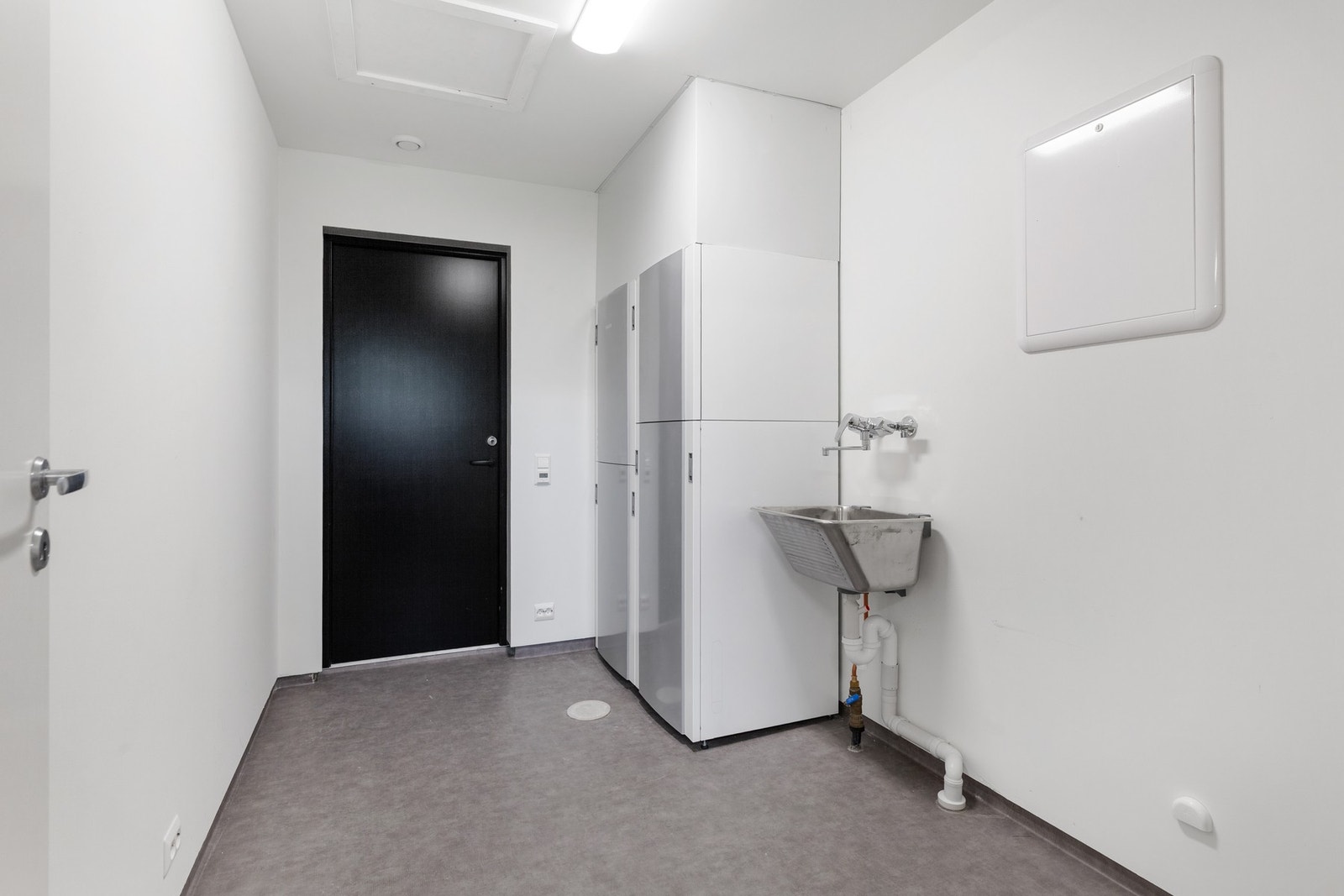 Teksnisk rom med adkomst fra carport. Rommet innehar vask på vegg, sikringsskap, vannfordelerskap (rør-i-rør) og inneklimasenter EcoNordic (balansert ventilasjonsanlegg og varmtvannsbereder). Varmekabler i gulv. Galleribilde