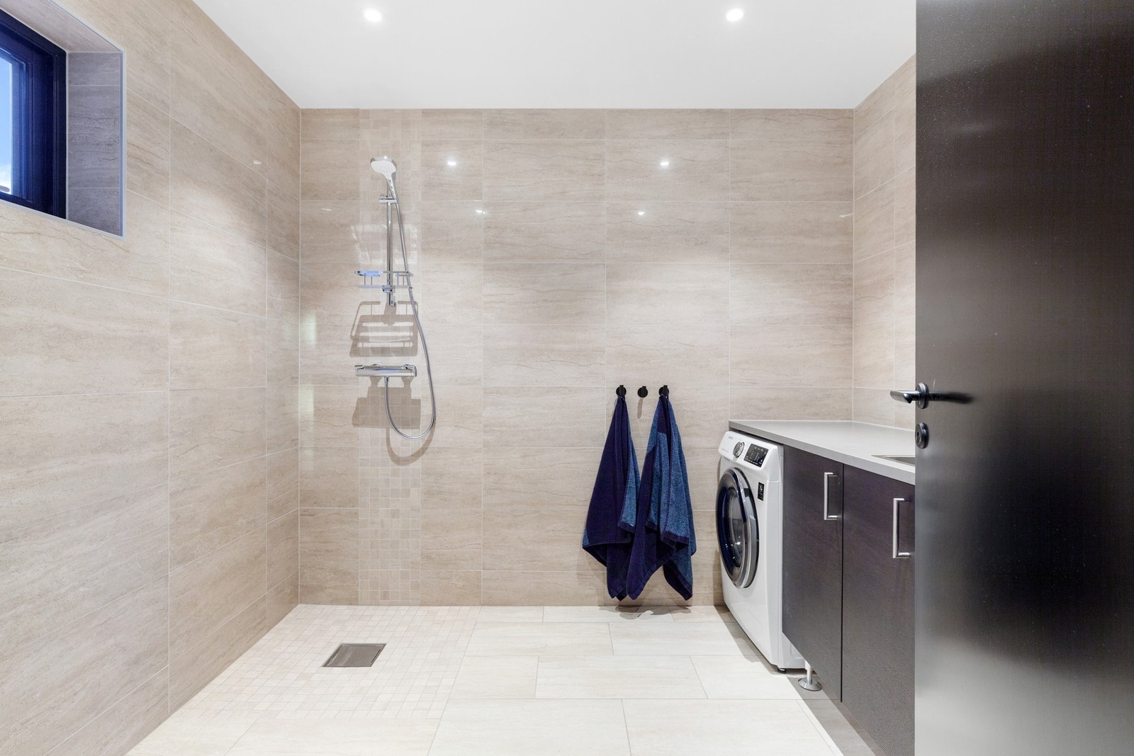 Bad/vaskerom: Fliser på gulv, fliser på vegger og malt sletthimling. Det er varmekabler i gulv. Galleribilde