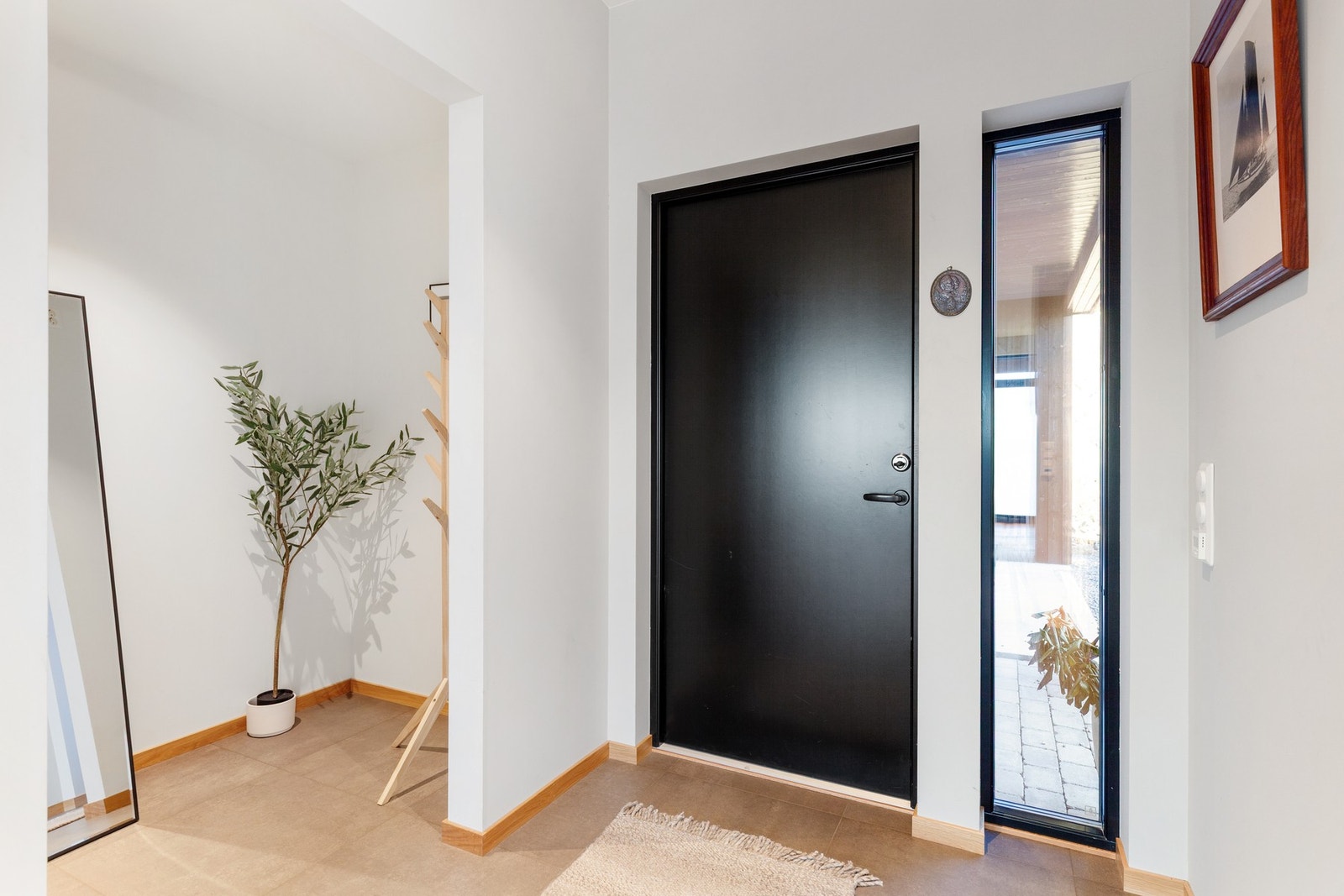 Entré: Flislagt og varmekabler i gulv. Galleribilde