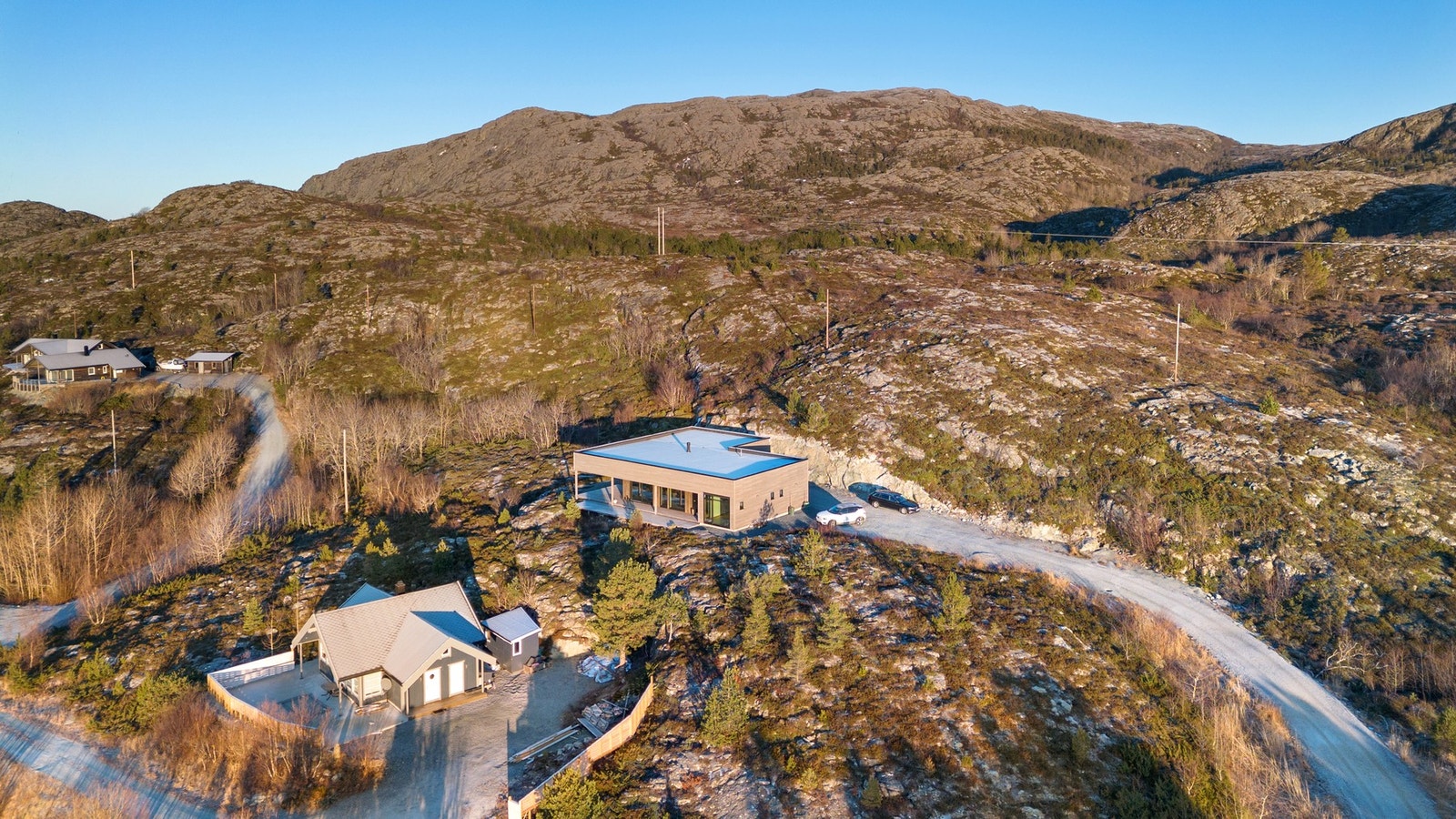 Skjermet og privat beliggenhet. Nabotomta er også med på kjøpet. Galleribilde