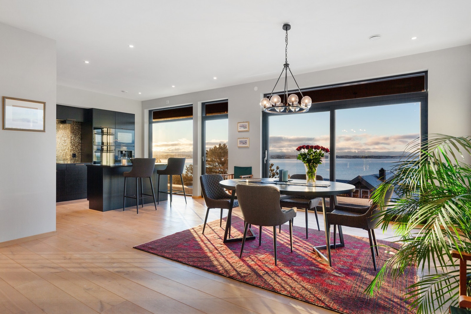 Spisestue og kjøkken: Åoen løsning inn mot kjøkkenet Galleribilde