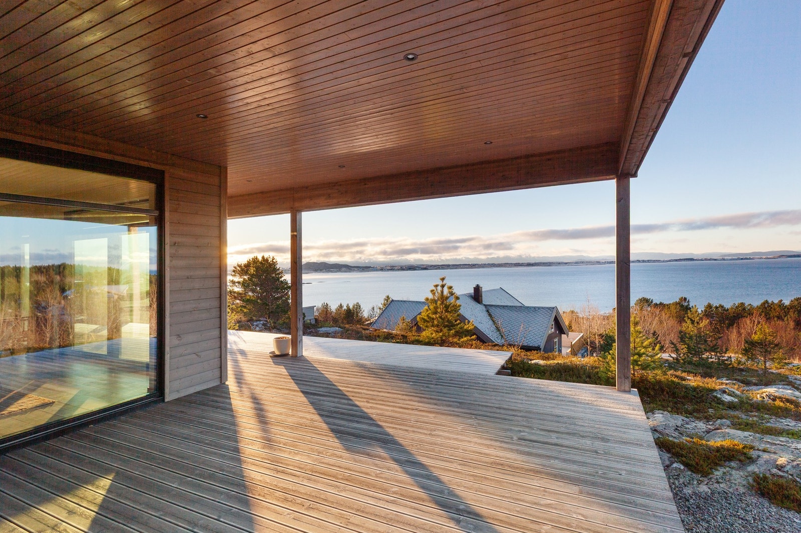 Overbygd terrasse på til sammen 80 kvm. Godt tilpasset trøndersk sommer. Galleribilde