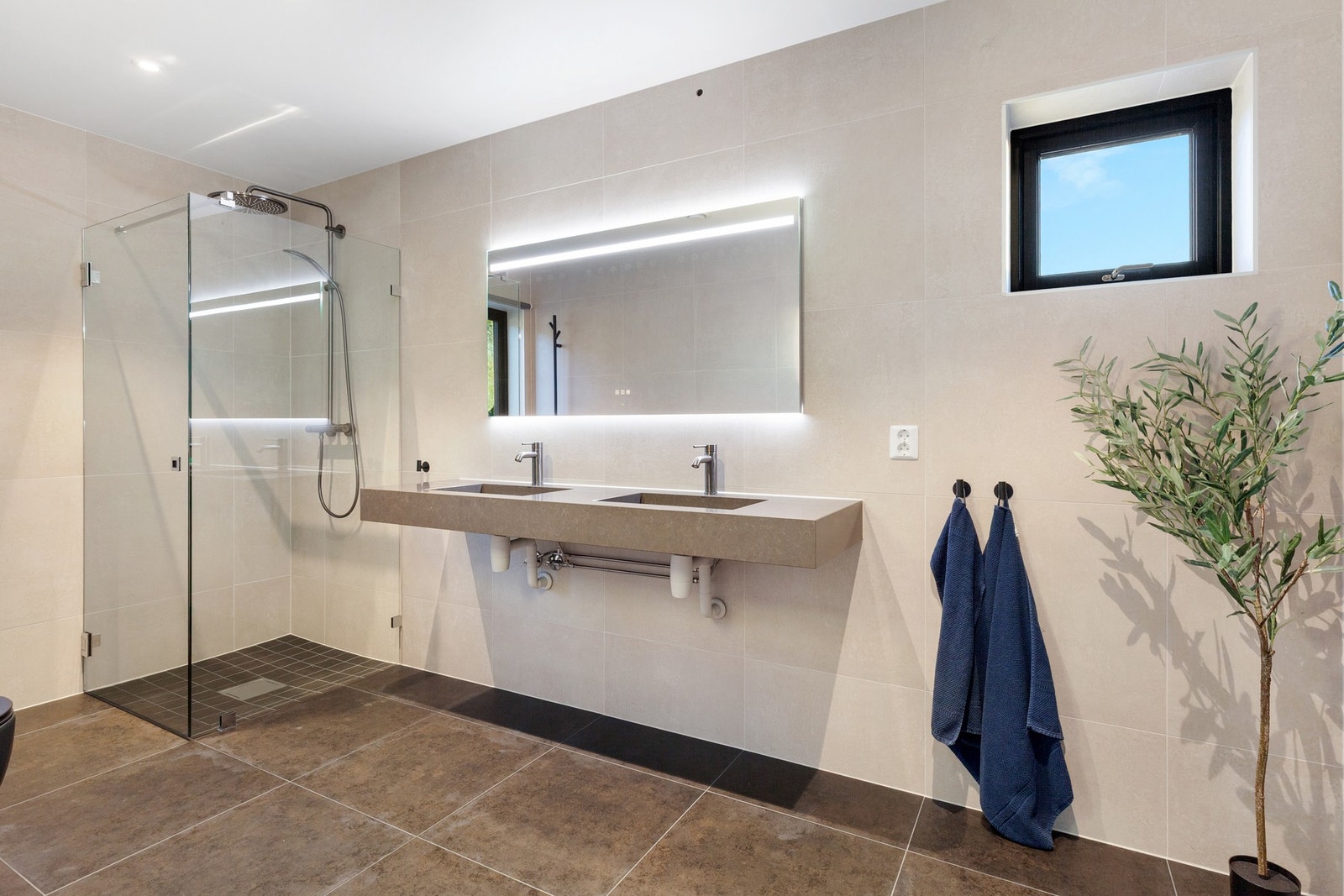 Hovedbad med adkomst fra soverom: Fliser på gulv, fliser på vegger og malt slett himling. Det er varmekabler i gulv Galleribilde