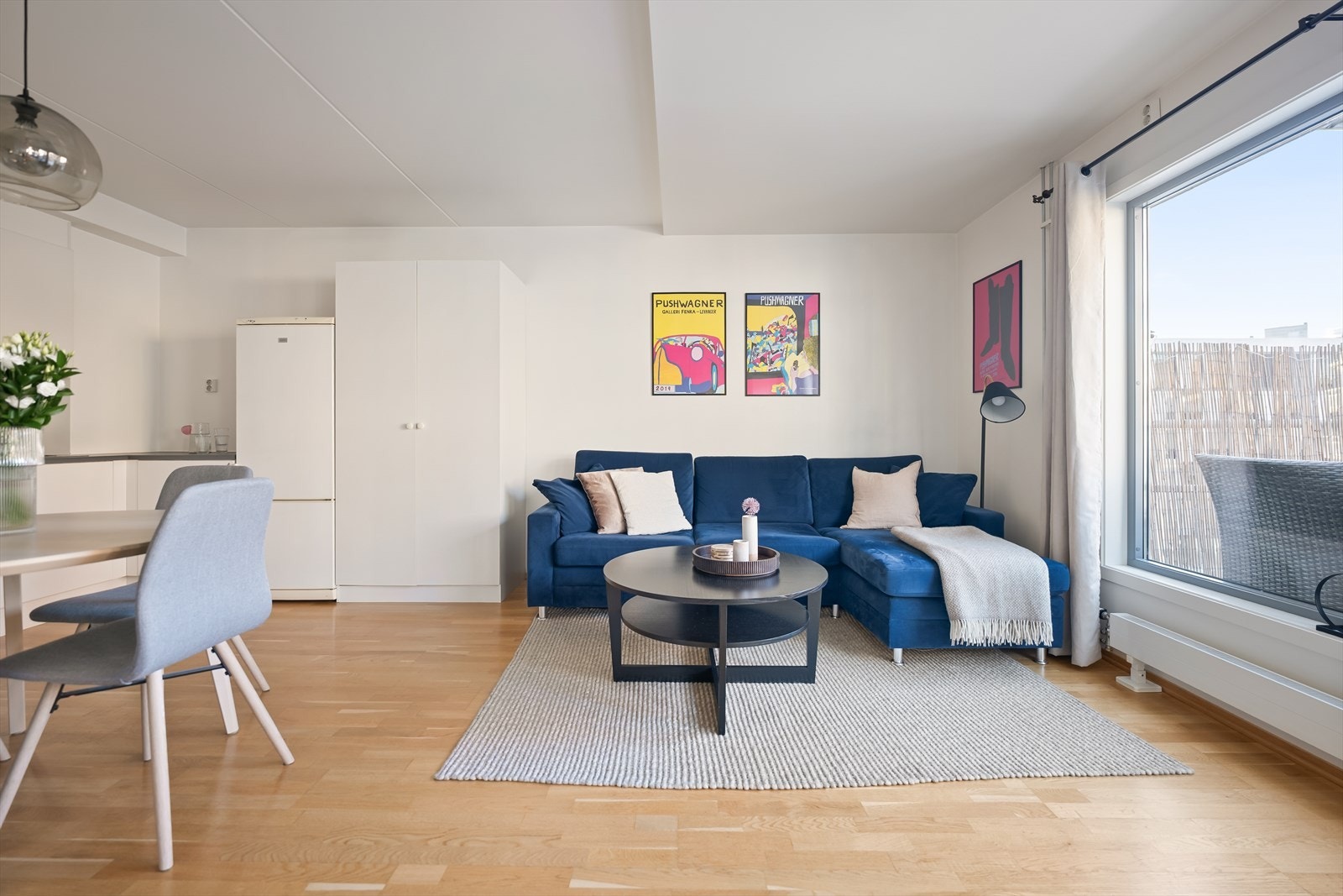 Leiligheten har en lys og tiltalende stue i luftig, åpen løsning med kjøkken. Galleribilde