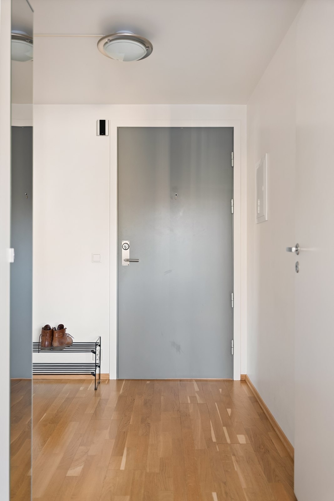 Entréen er romslig og byr på gode oppbevaringsmuligheter. Galleribilde