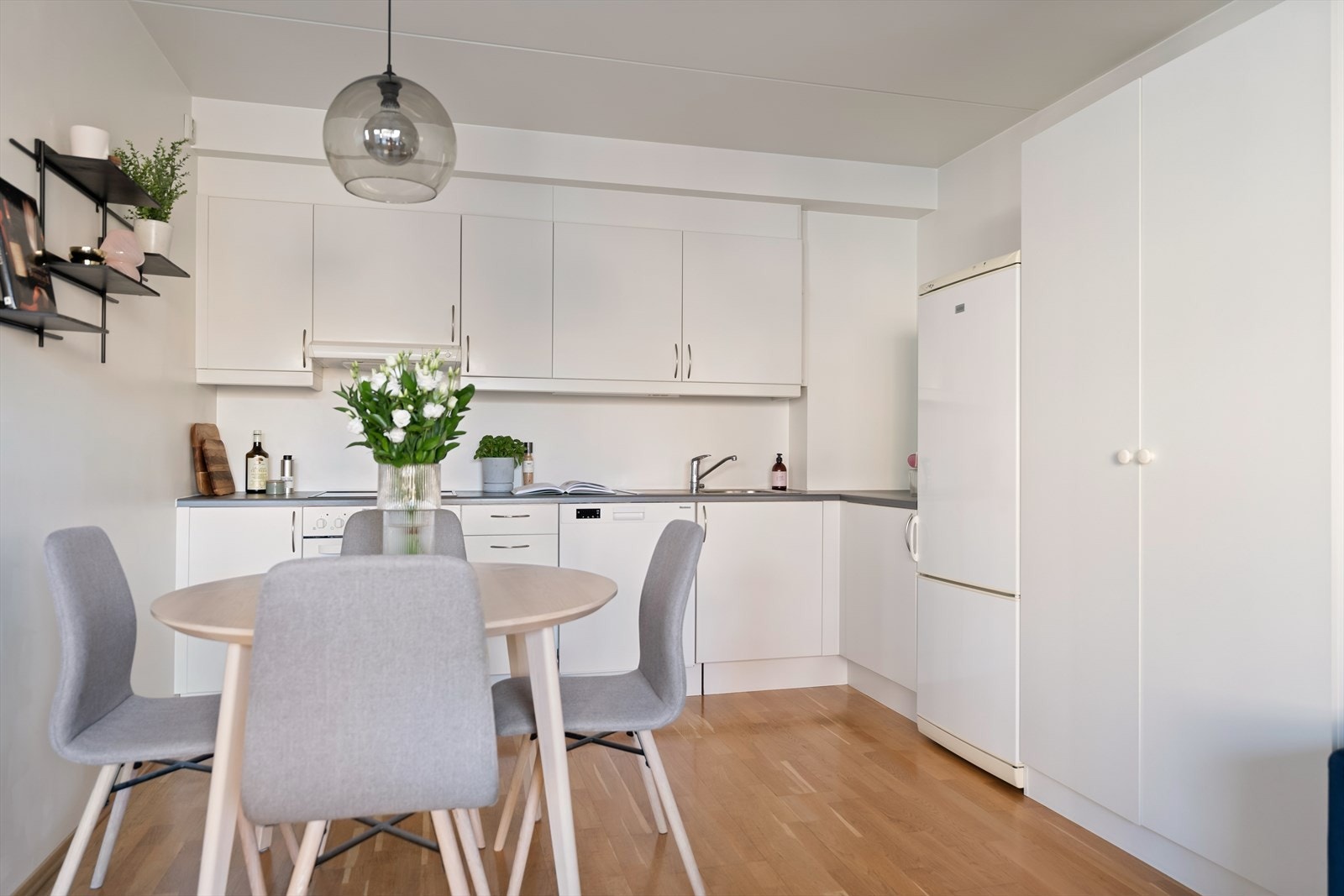 Kjøkkenet er praktisk anlagt i åpen L-form mot stuen. Galleribilde