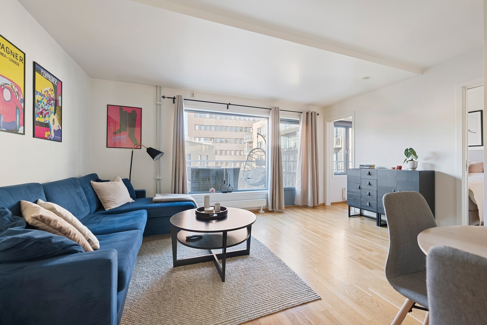 Fra stuen er det adkomst til boligens nord-vestvendte balkong. Galleribilde