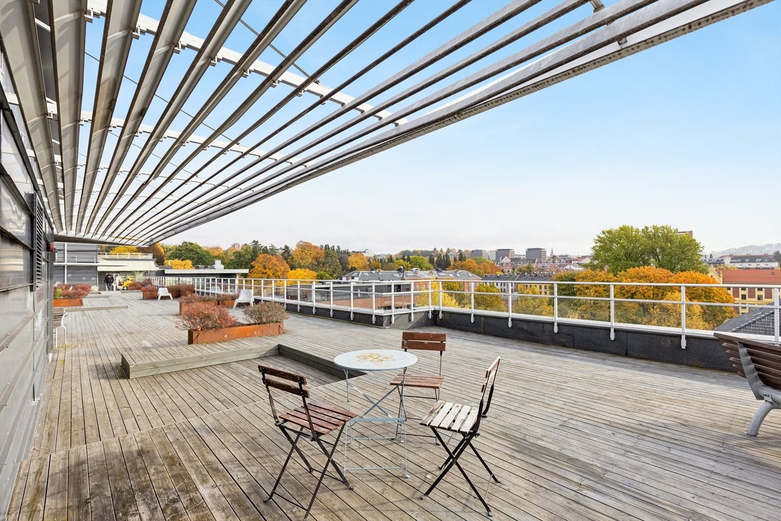 Utsikt fra takterrassen om høsten. Galleribilde