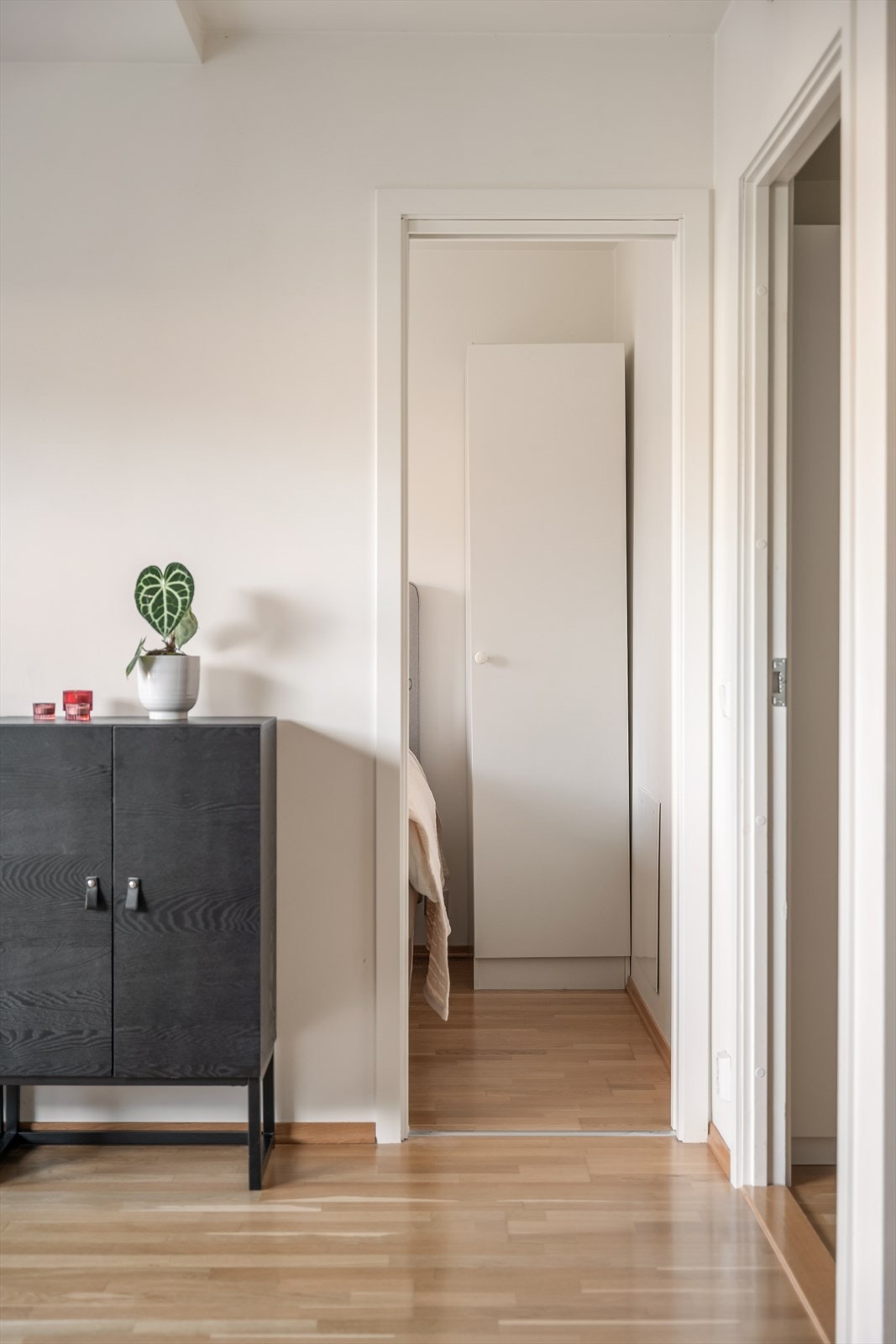 Leiligheten har parkett på gulv i entré, stue/kjøkken og soverom. Galleribilde