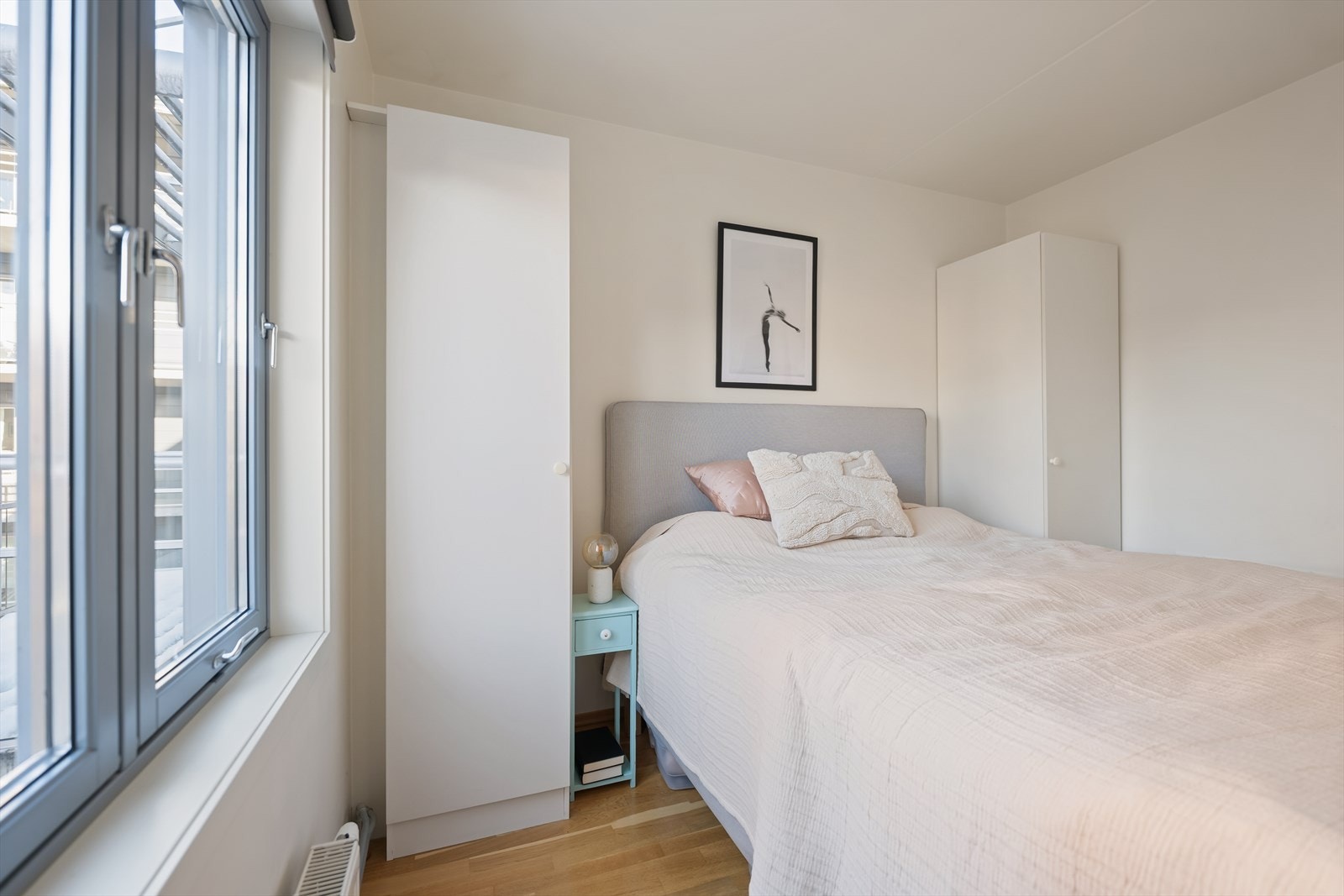 Soverommet får rikelig med naturlig lys og vender mot bakgård. Galleribilde