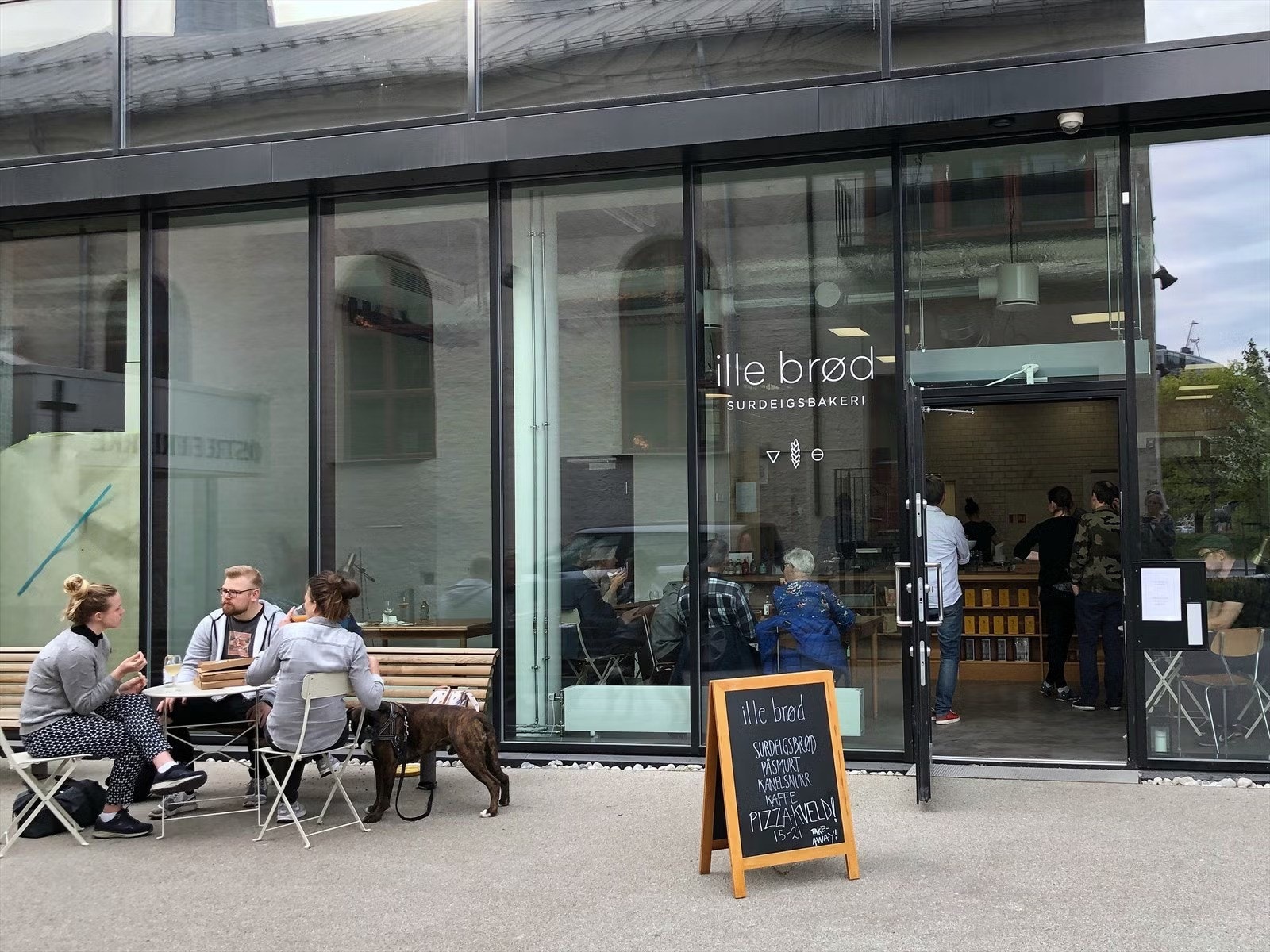 I umiddelbar nærhet kan du handle godt. surdeigsbrød Galleribilde