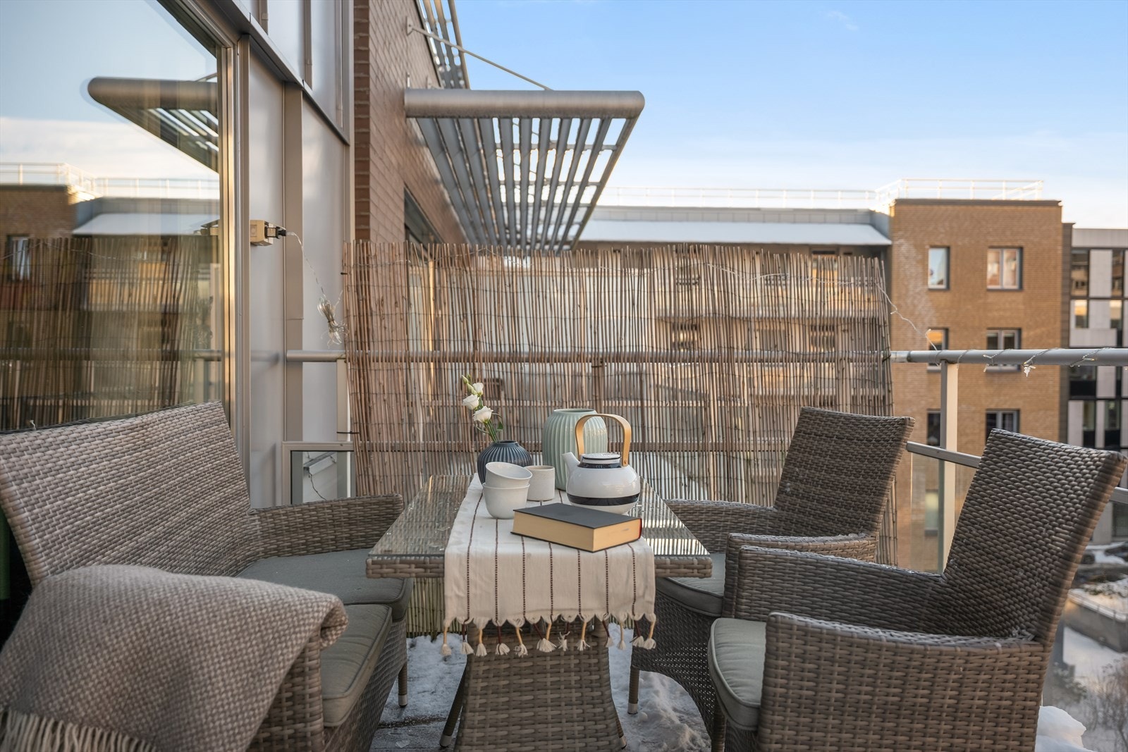 Balkongen fungerer som en utvidelse av stuen og det er godt med rom til å både sittegruppe og ønsket møblering. Galleribilde