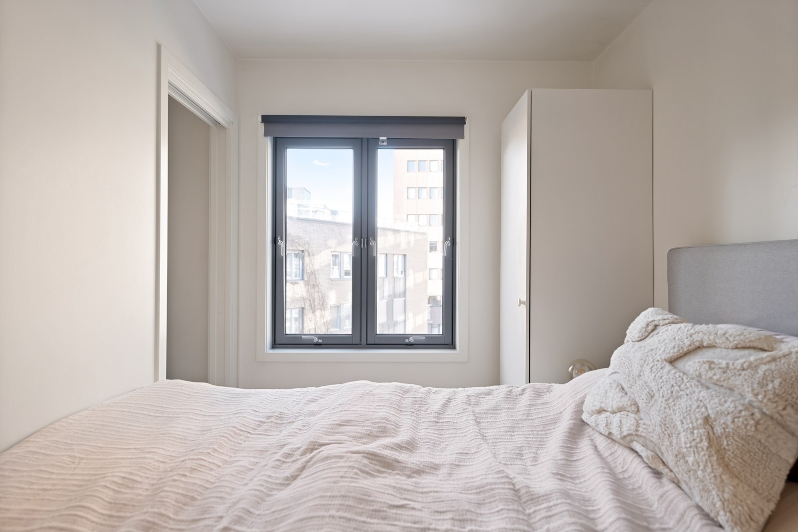 Leiligheten er oppvarmet via sentralfyringsanlegg med vannbåren varme til radiatorer. Galleribilde