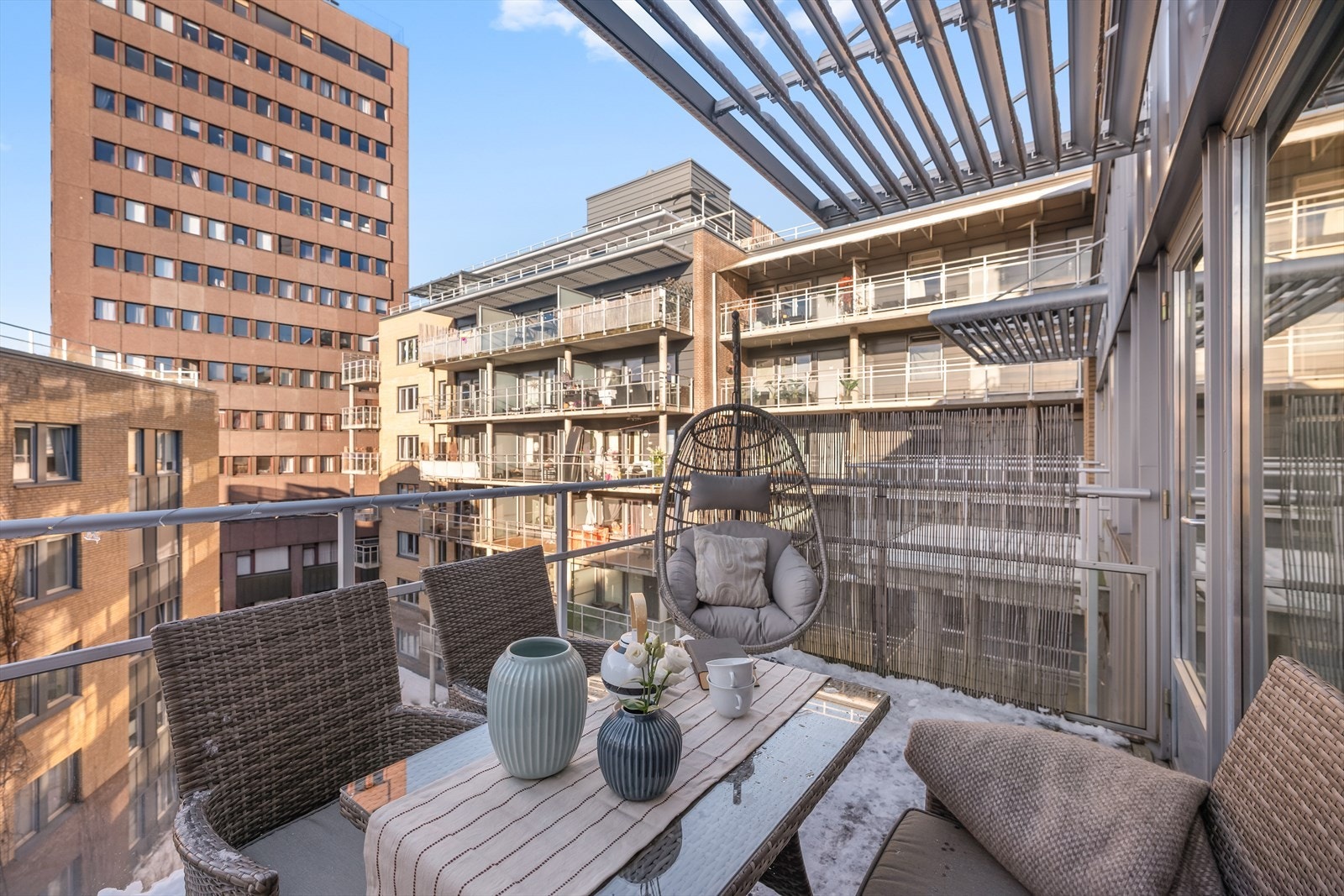 På gulvet er det trebord og rekkverket er i glass og stål. Galleribilde