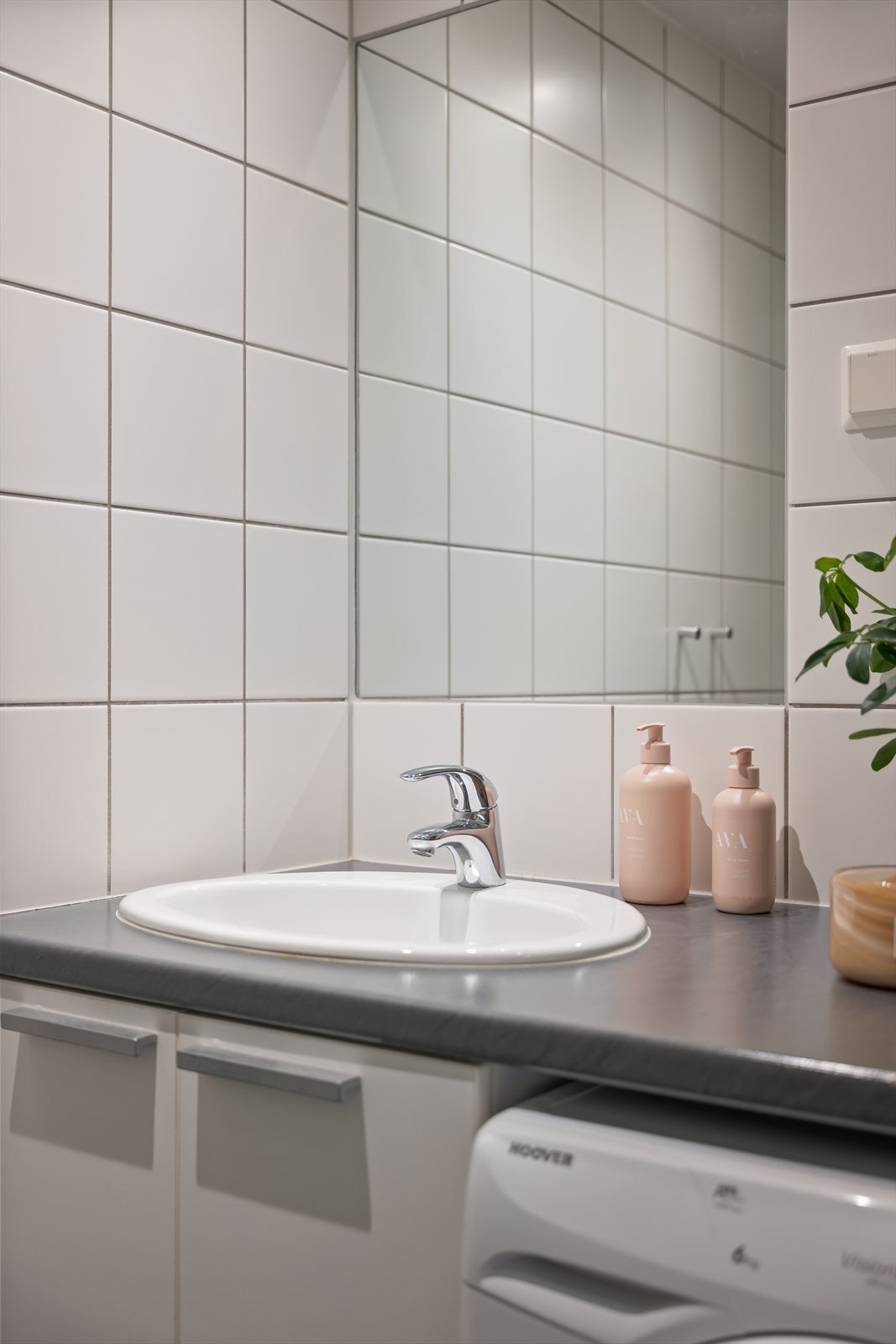 Badet byr på god oppbevaring og det er nedfelt servant med laminat benkeplate og speil innmurt i vegg. Opplegg for vaskemaskin er praktisk etablert under benkeplaten. Galleribilde