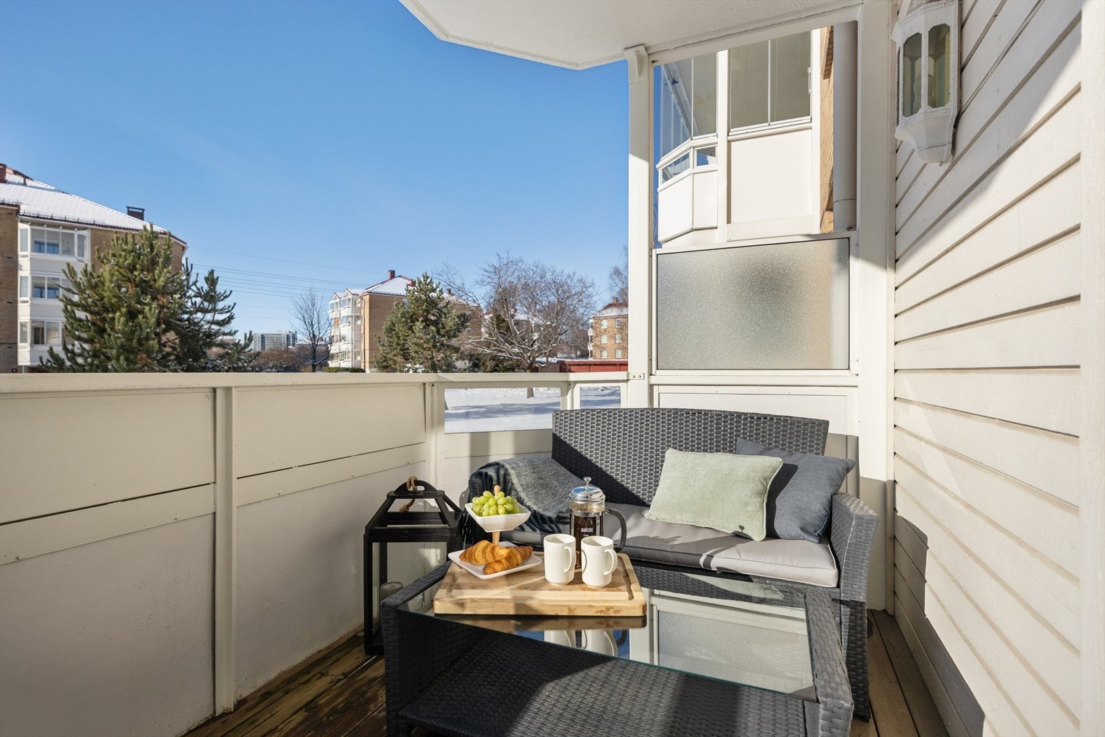 Her har du god plass til både sittegruppe og diverse beplantning, noe som gjør den til en fin forlengelse av stuen på varmere dager. Galleribilde