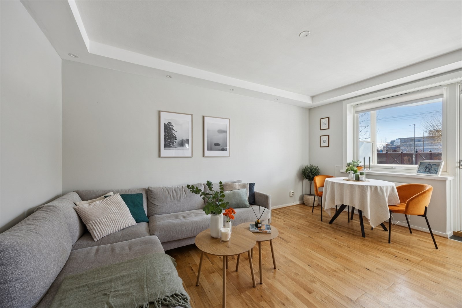 Stuen fremstår som lys og luftig, og danner hjemmets naturlige samlingspunkt. Galleribilde