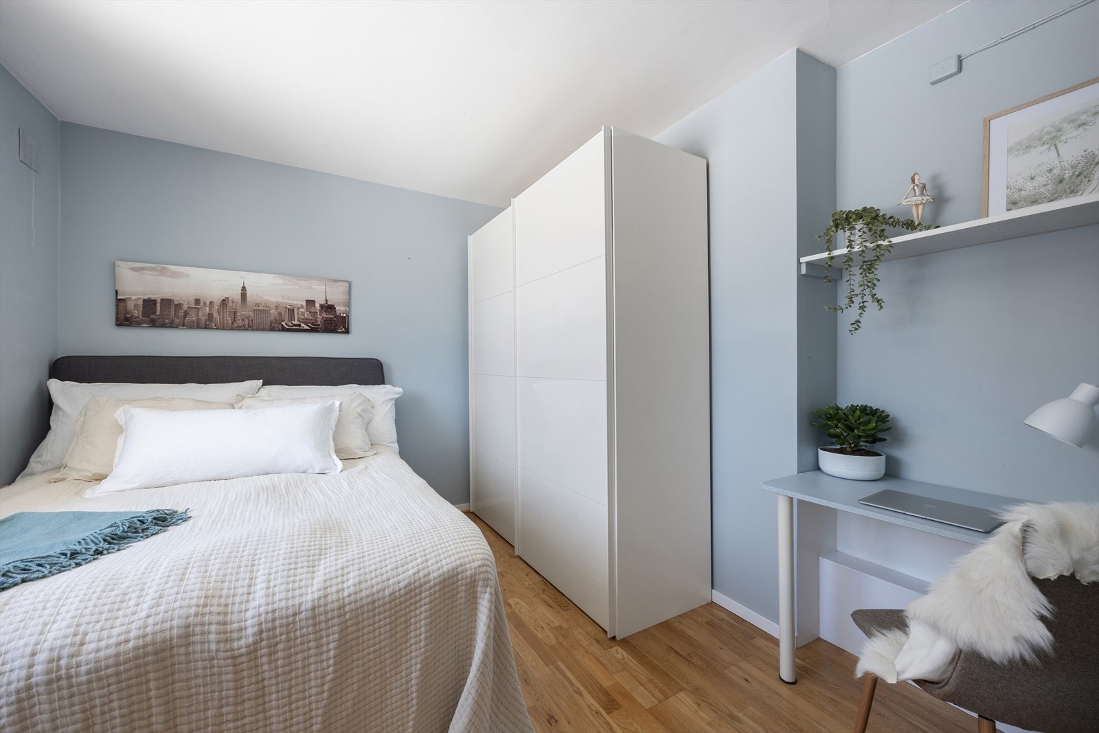 Det er godt med plass til seng, garderobeskap og et lite arbeidsområde. Dette gjør rommet både funksjonelt og fleksibelt. Galleribilde