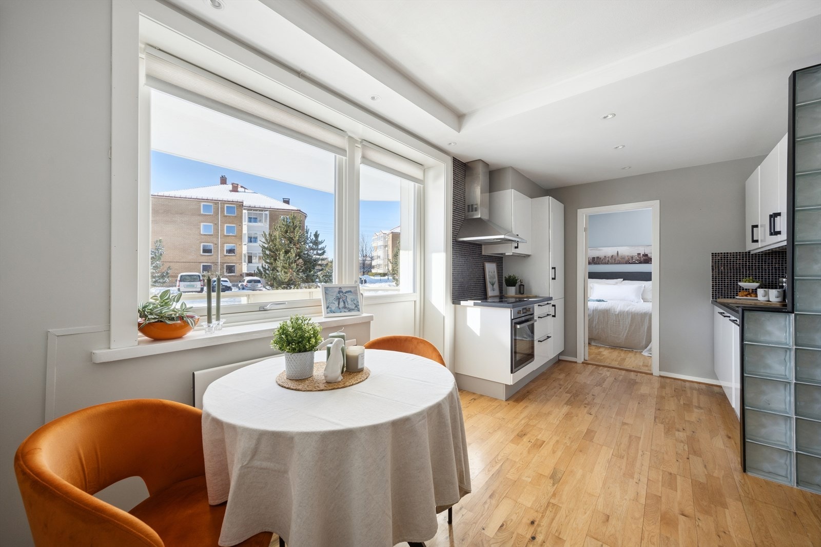 Den åpne kjøkkenløsningen skaper en sosial og moderne atmosfære, hvor sonene glir sømløst over i hverandre. Galleribilde