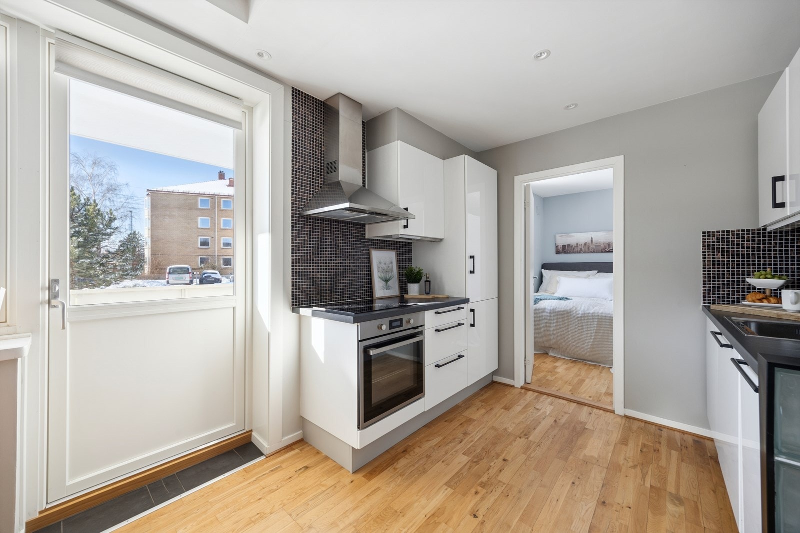 Gode oppbevaringsmuligheter og gjennomtenkte løsninger gir et kjøkken som kombinerer design og funksjonalitet. Perfekt for deg som liker å lage mat og verdsetter orden og kvalitet. Galleribilde