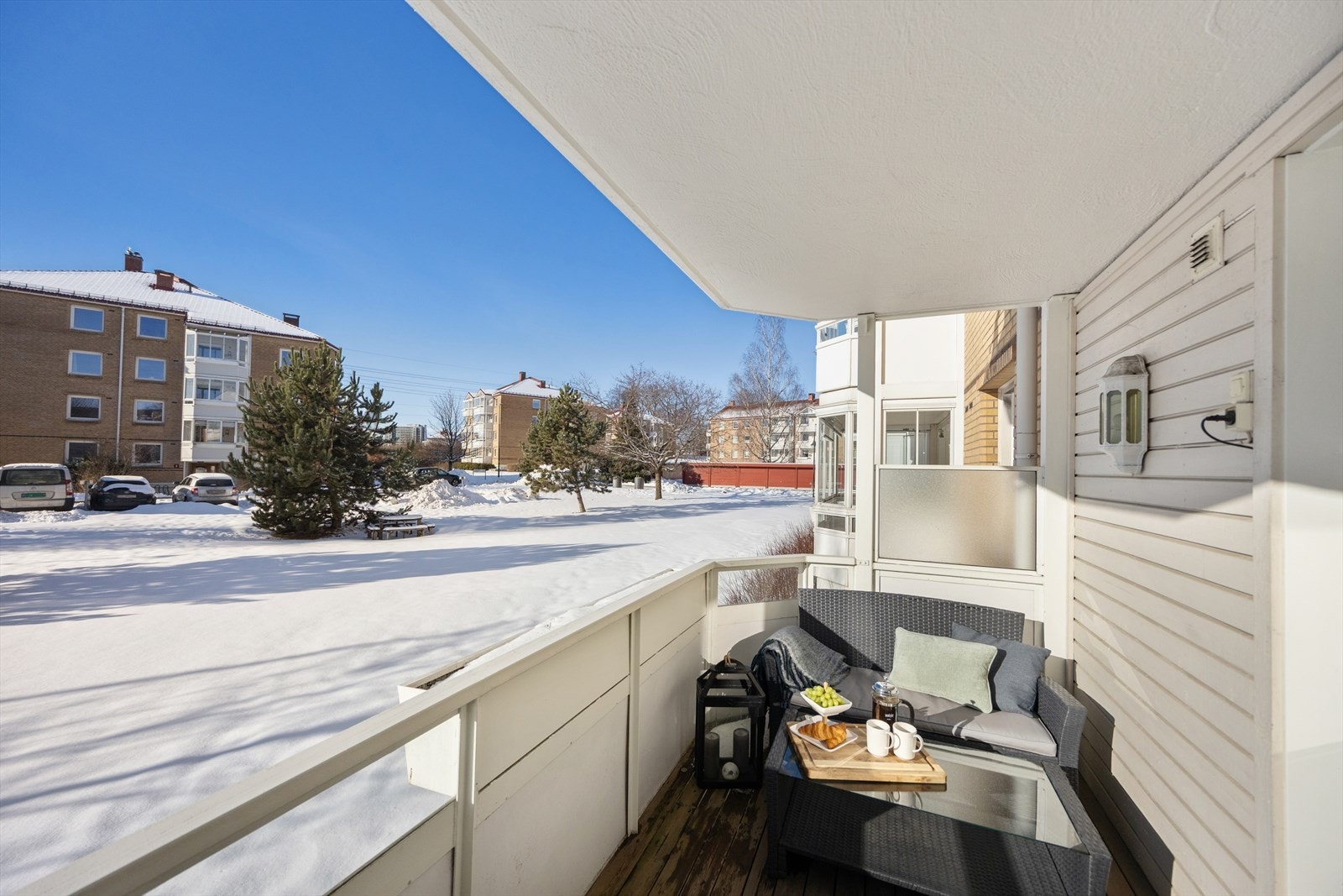 Her kan du nyte svært gode solforhold med både ettermiddags- og kveldssol. Perfekt for rolige stunder etter jobb eller hyggelige måltider i frisk luft. Galleribilde