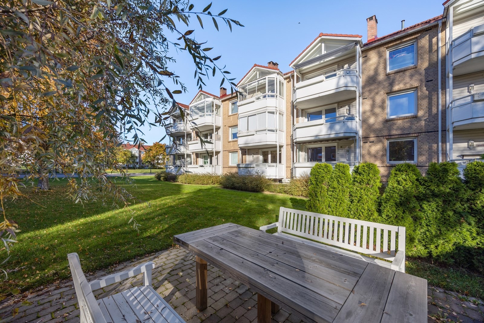 De grønne fellesarealene er pent opparbeidet med store plenarealer, innbydende lekeplasser, flere hyggelige grillplasser samt sittegrupper med benker. Perfekte for både lek, avslapning og sosiale sammenkomster. Galleribilde