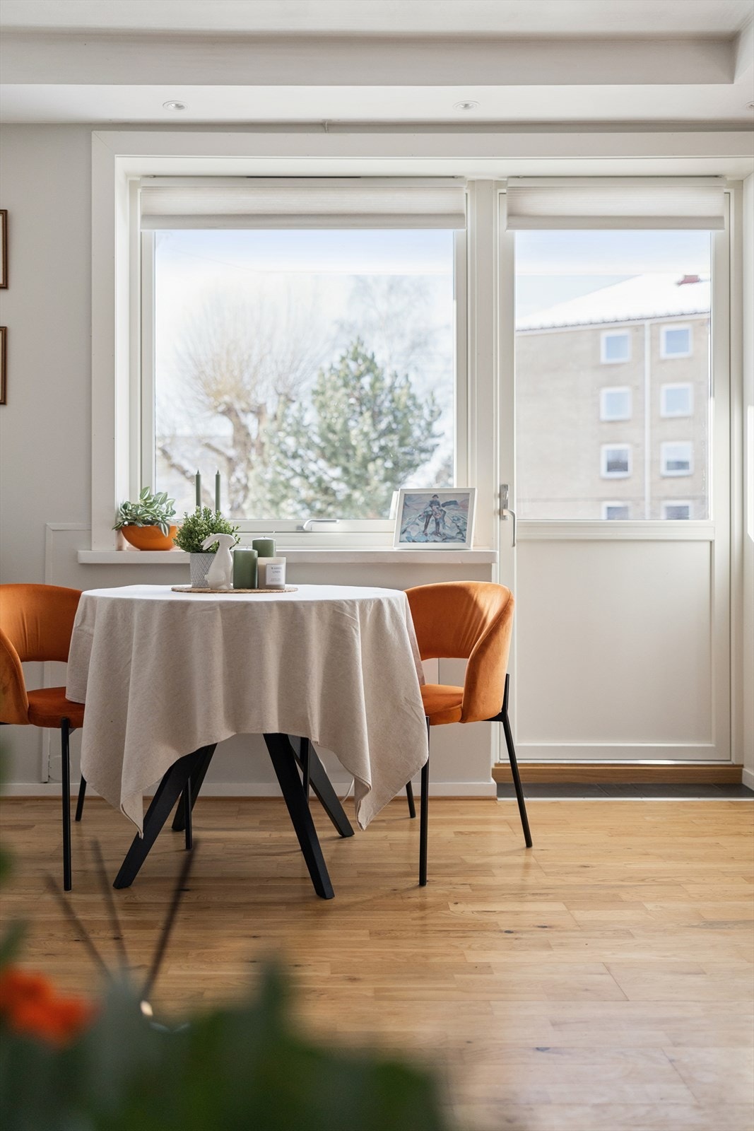 Store vindusflater slipper inn rikelig med naturlig lys og gir rommet en varm og behagelig følelse gjennom hele dagen. Galleribilde