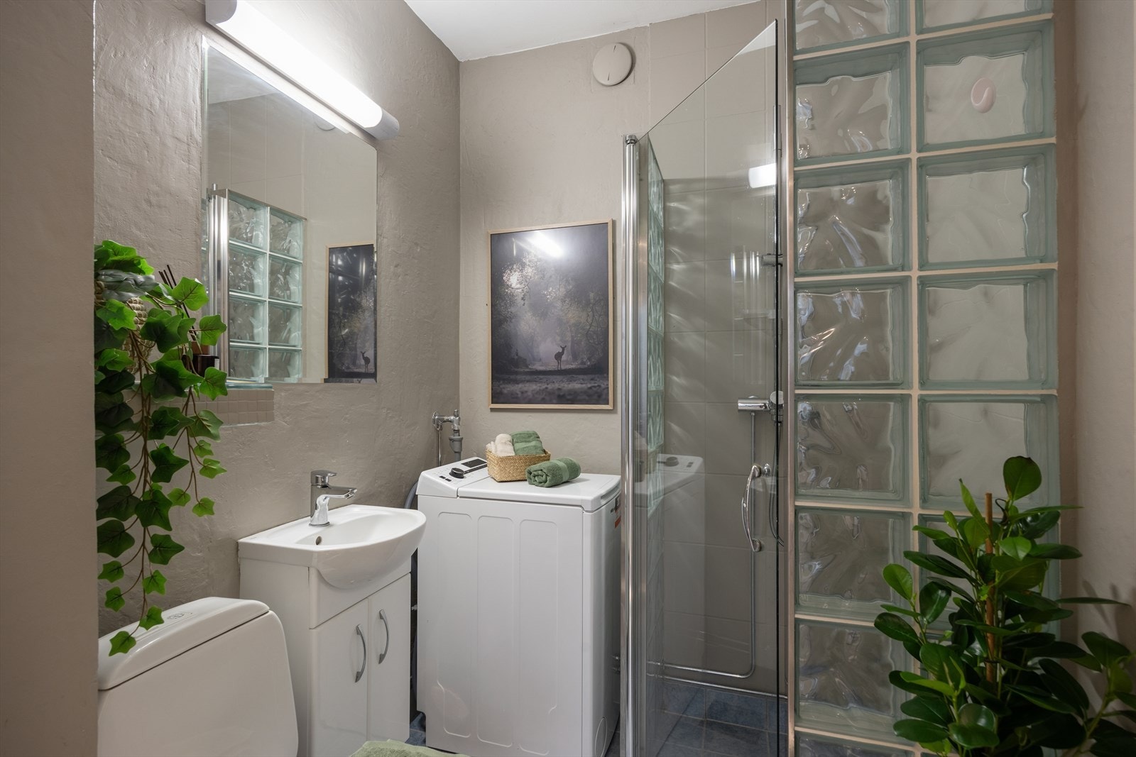 Innredningen er enkel og tidløs, og rommet er godt utnyttet med en ryddig og behagelig atmosfære. Galleribilde