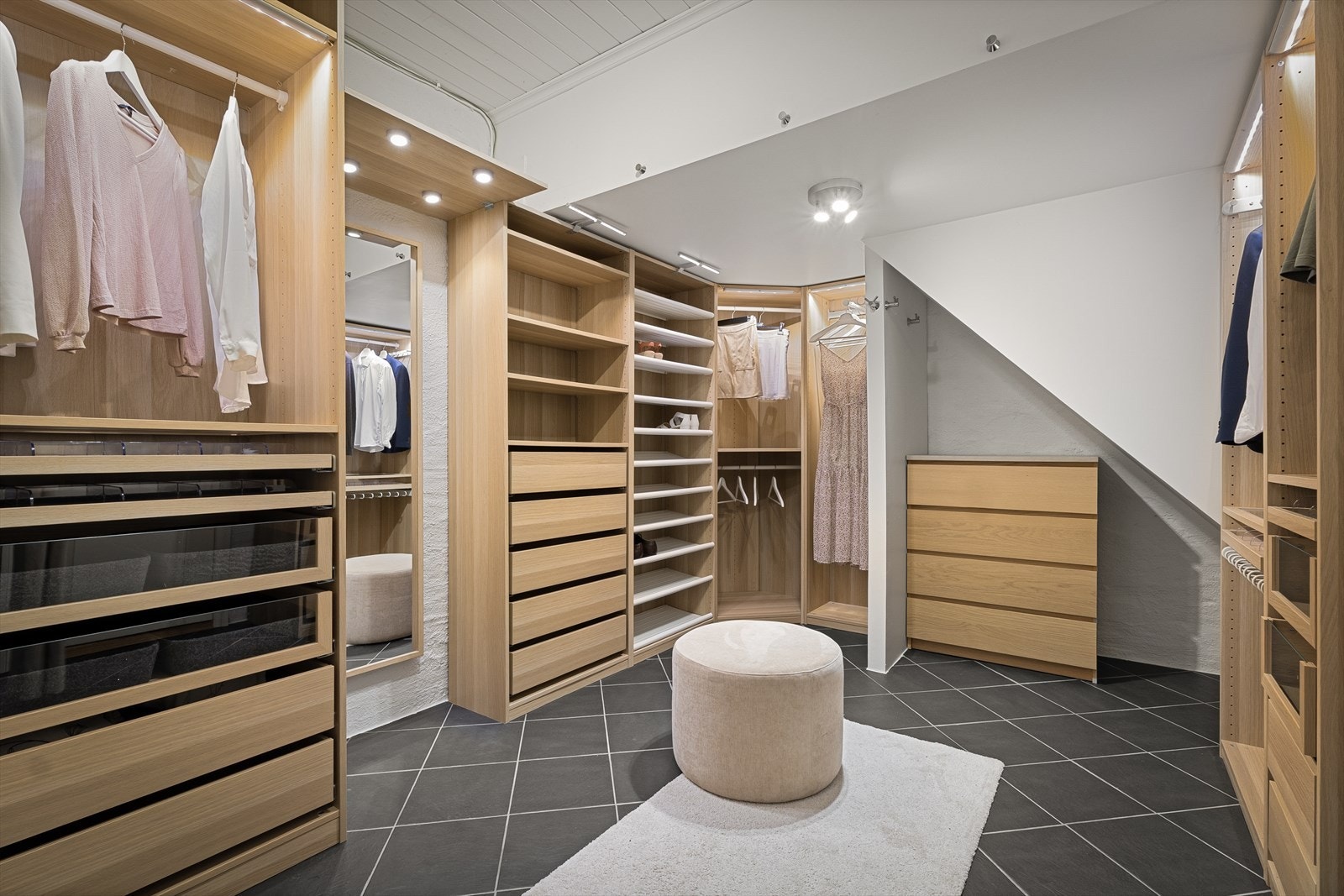 Bod/garderobe på hele 13,3 m² gir svært gode oppbevaringsmuligheter. Galleribilde