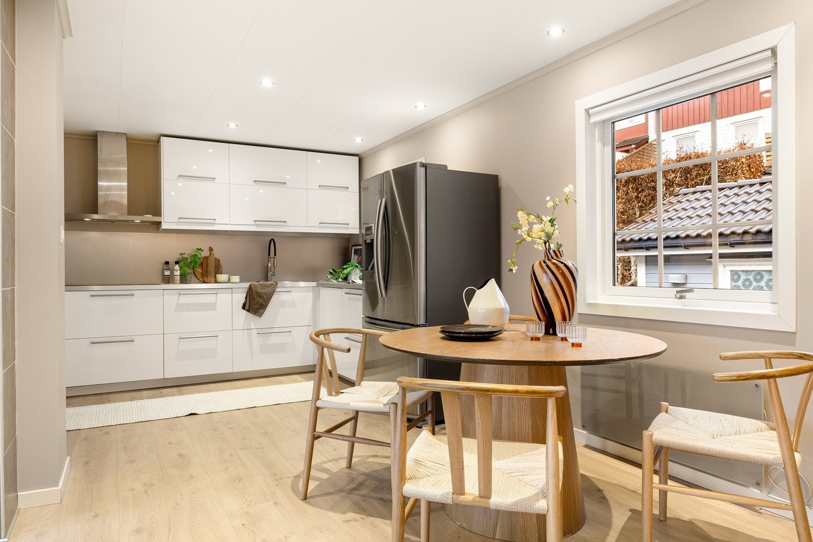 Spisebordet er naturlig plassert ved boligens kjøkken. Galleribilde