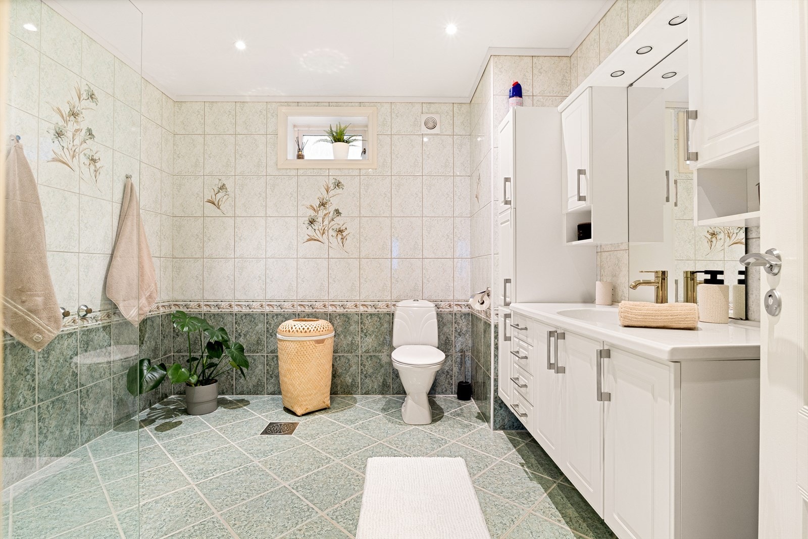 Badet er romslig, med et areal på 8,6 m². Galleribilde