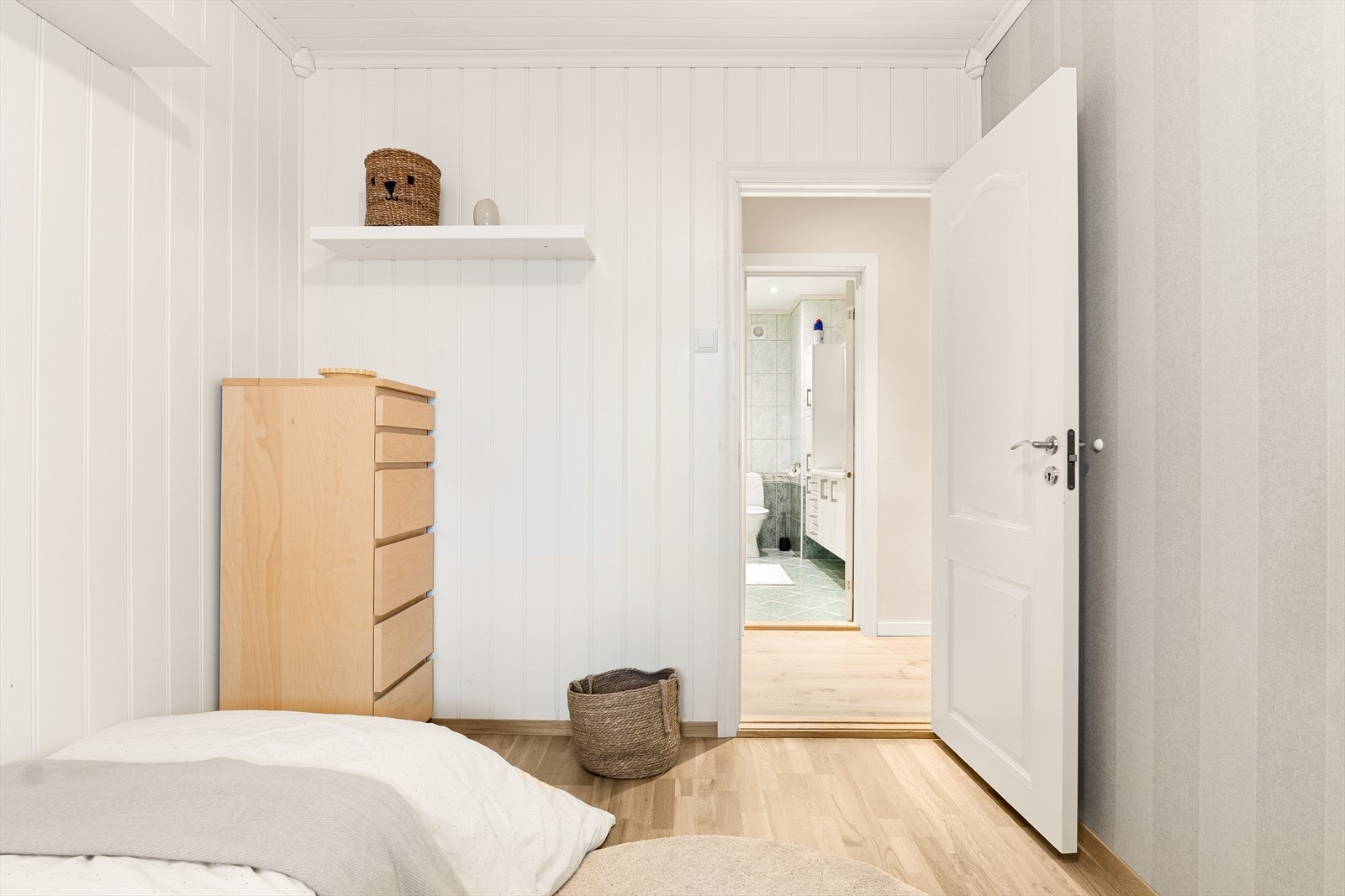 Soverom sett mot gang og bad i boligens u.etg. Galleribilde