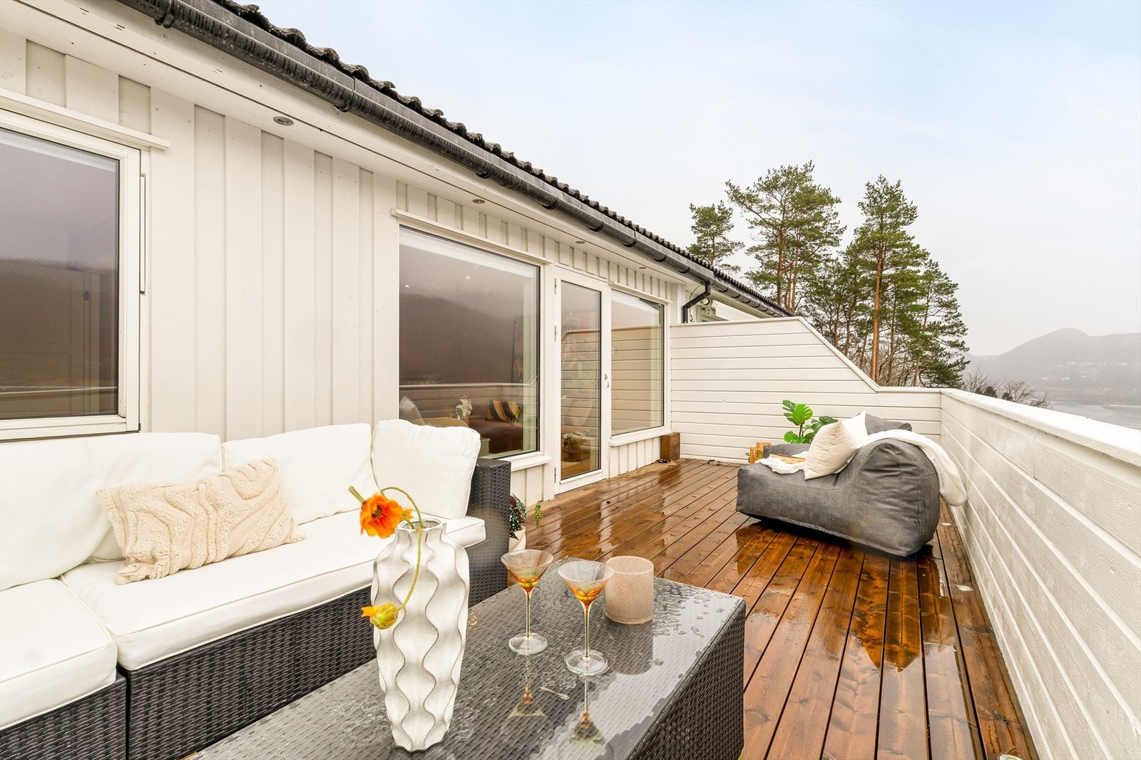 Fra boligen er det gangavstand til skolene på Garnes, Bjørnarhallen, kunstgressbaner, Øyrane Torg og togstasjonen. Galleribilde