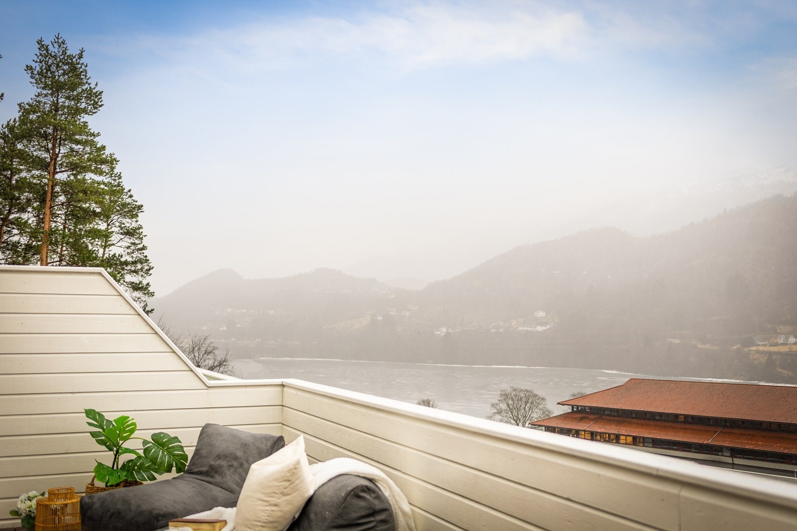 Herfra nyter man sjøutsikt retning Arnavågen. Galleribilde