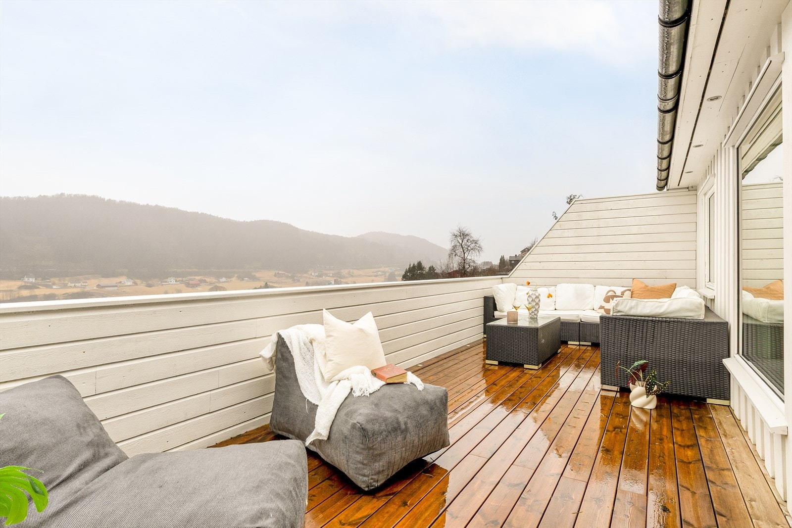 Vestvendt altan hvor man kan nyte solen helt til solnedgang. Galleribilde