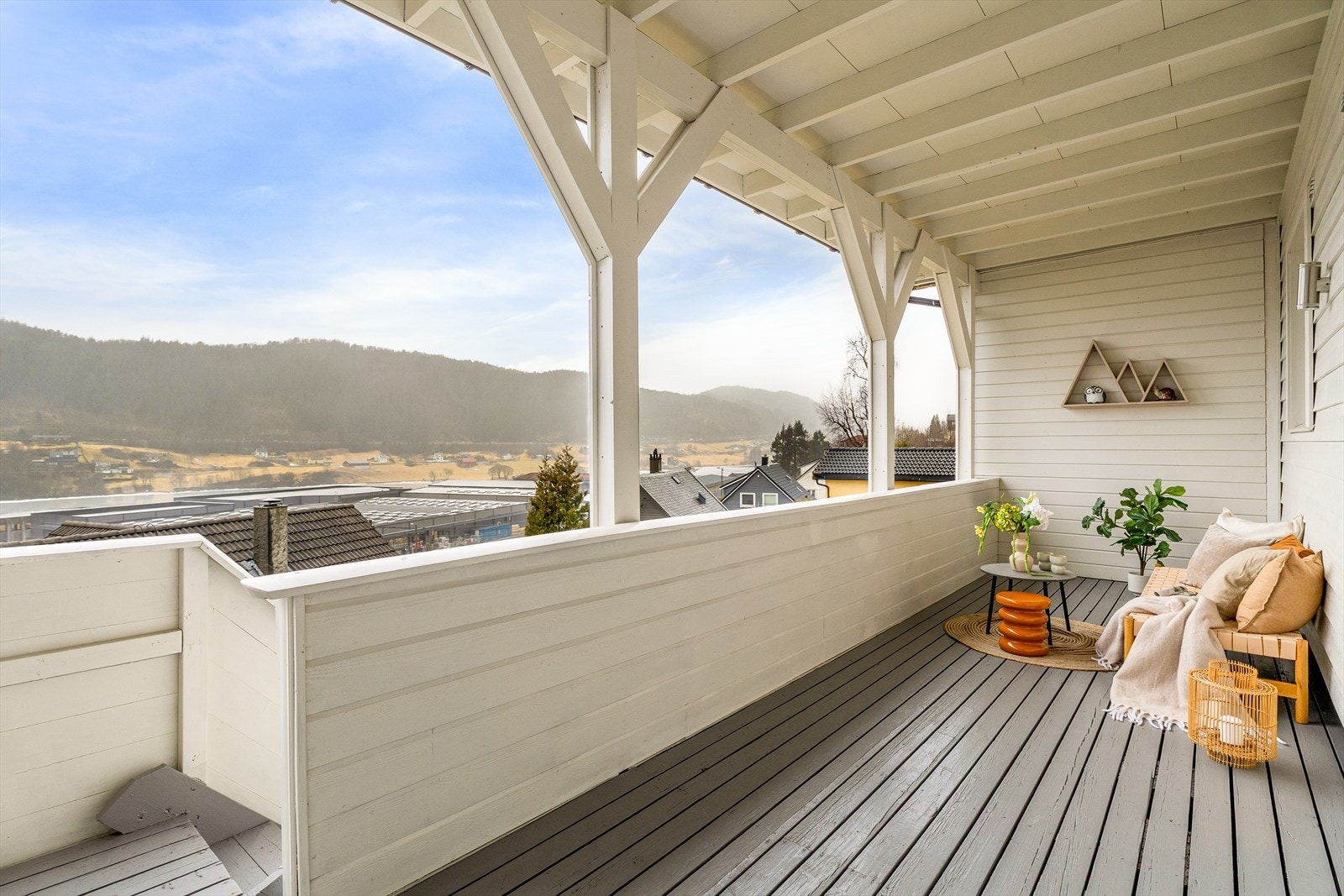 Vestvendt altan på 15 m², med utgang fra gang i underetasje. Galleribilde