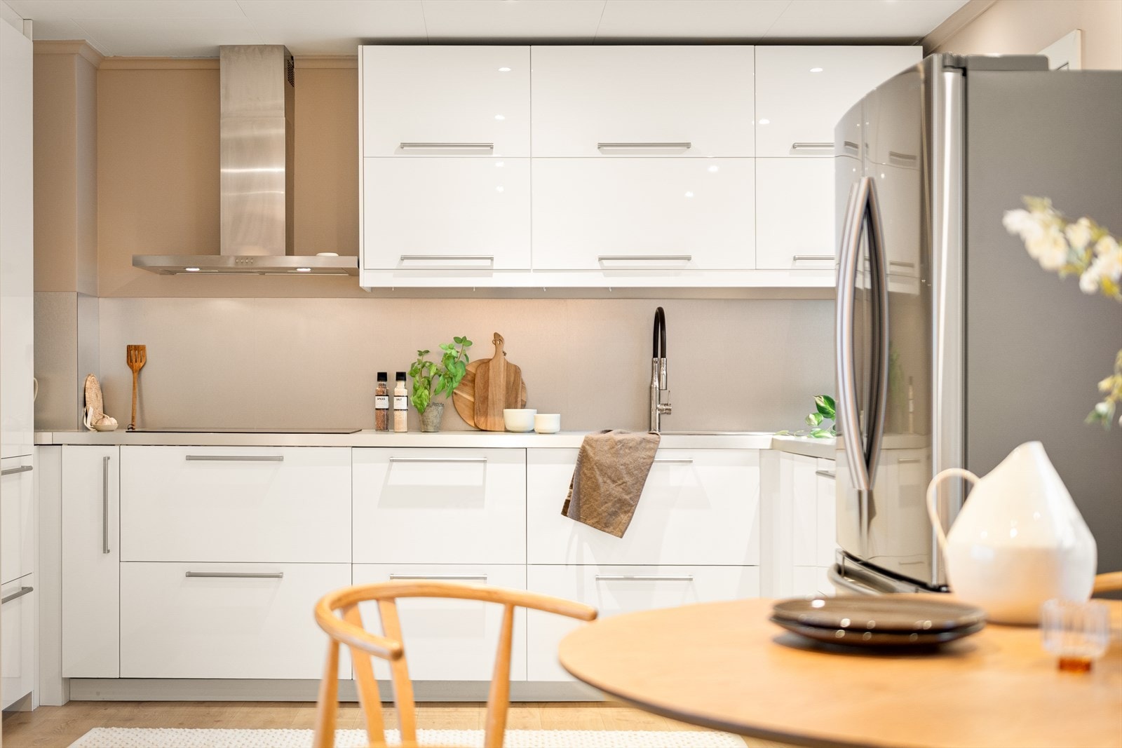 Kjøkkenet er utstyrt med integrert stekeovn, mikrobølgeovn, platetopp og oppvaskmaskin. Galleribilde