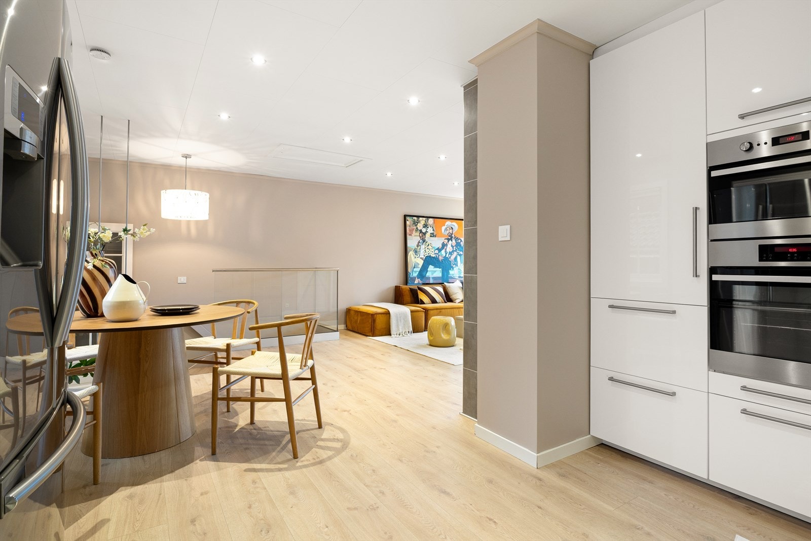 Rommet har pene overflater som skaper et moderne og innbydende uttrykk. Galleribilde