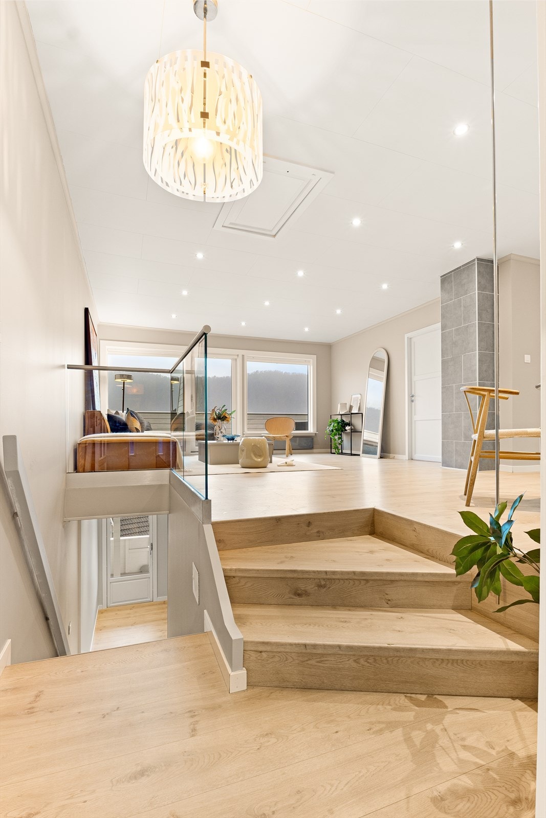 Stue sett fra entré. Her er det videre adkomst ned til boligens underetasje. Galleribilde