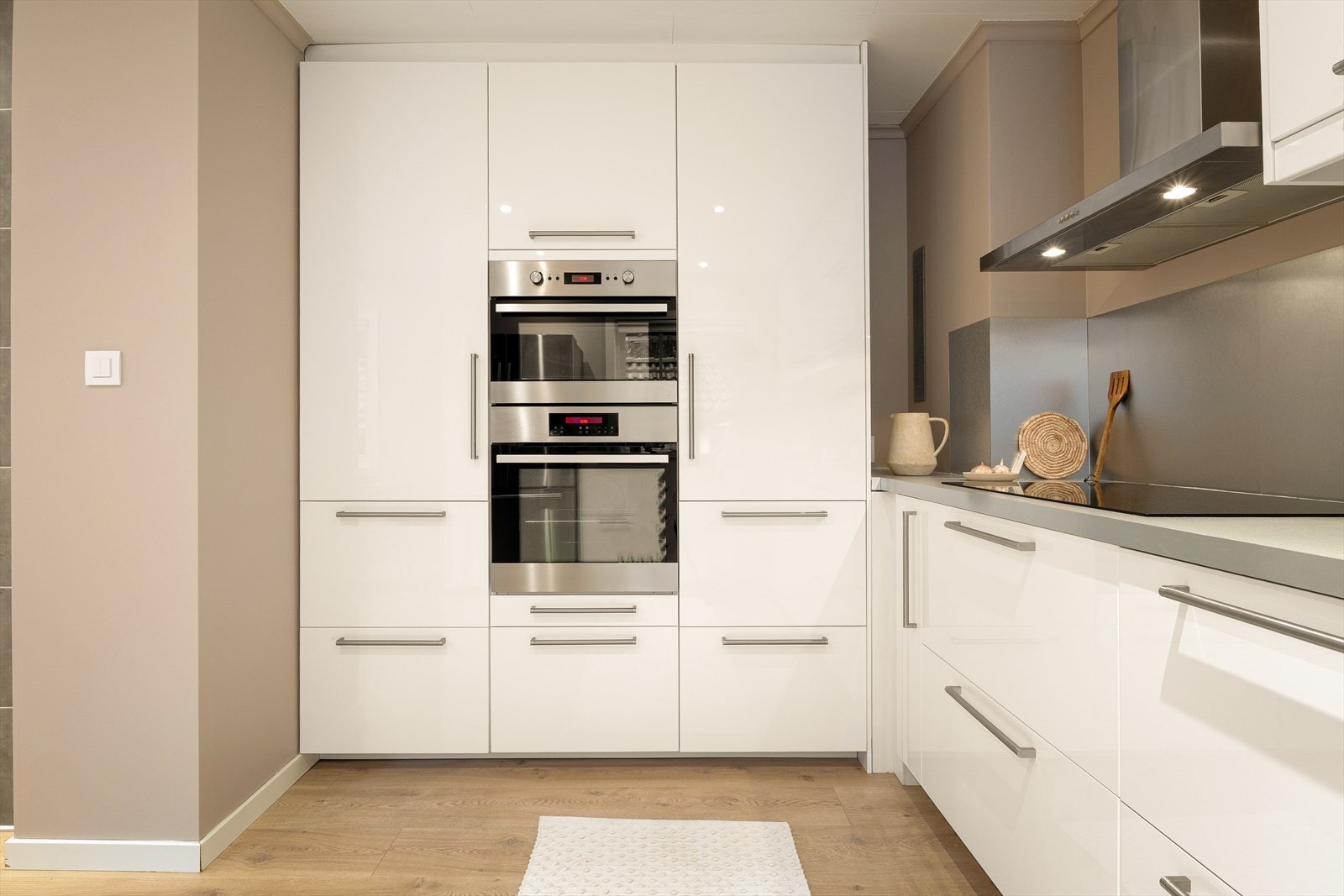 Innredningen er godt utnyttet med rikelig skap- og skuffeplass samt gode arbeidsflater. Galleribilde