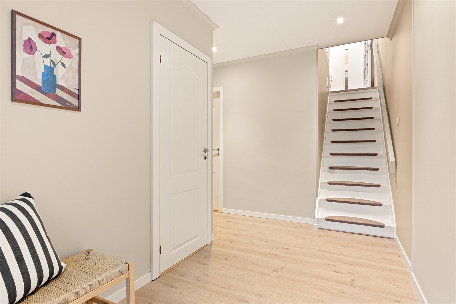 Gang i underetasje. Galleribilde