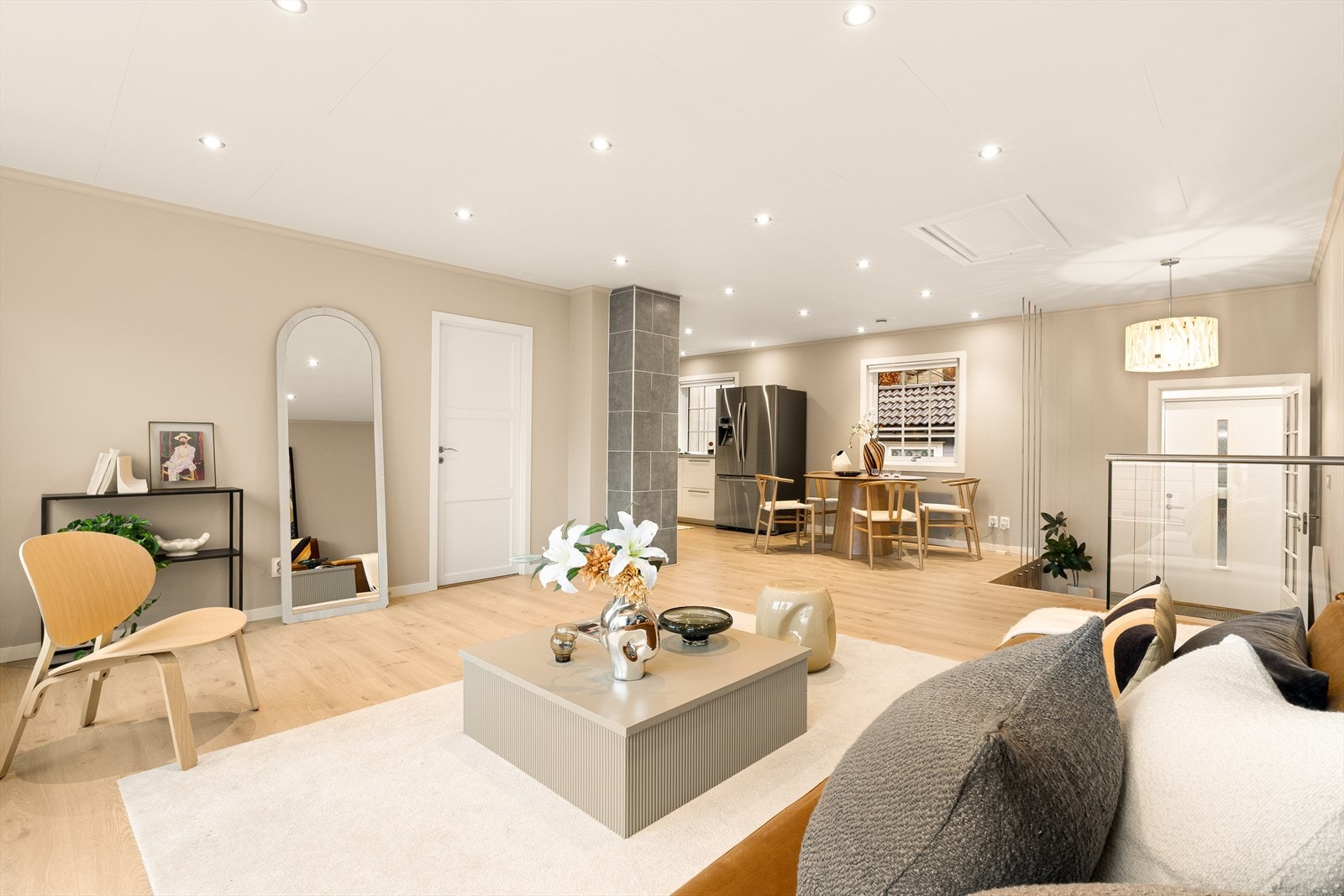 Stue og kjøkken har en åpen og sosial løsning. Galleribilde