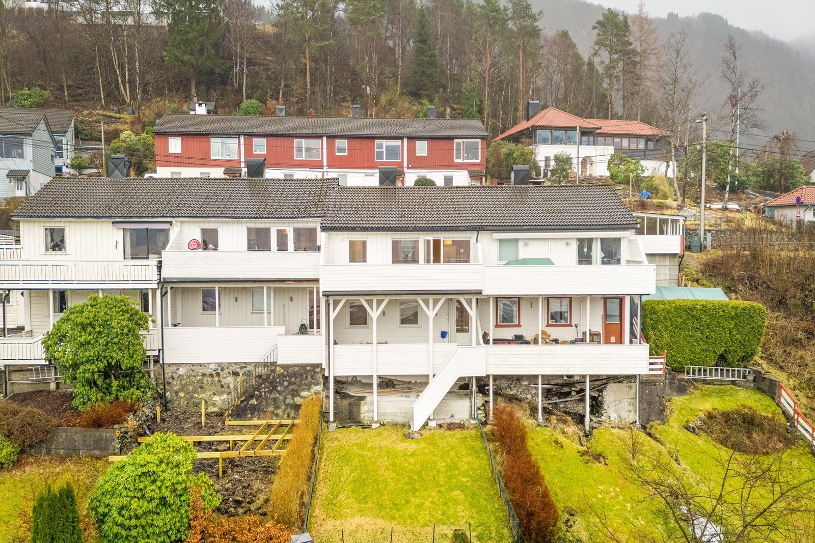Fra boligen nyter man en nydelig utsikt utover Arnavågen og omkringliggende fjell. Svært solrikt med sol til sen kveld midtsommers. Galleribilde