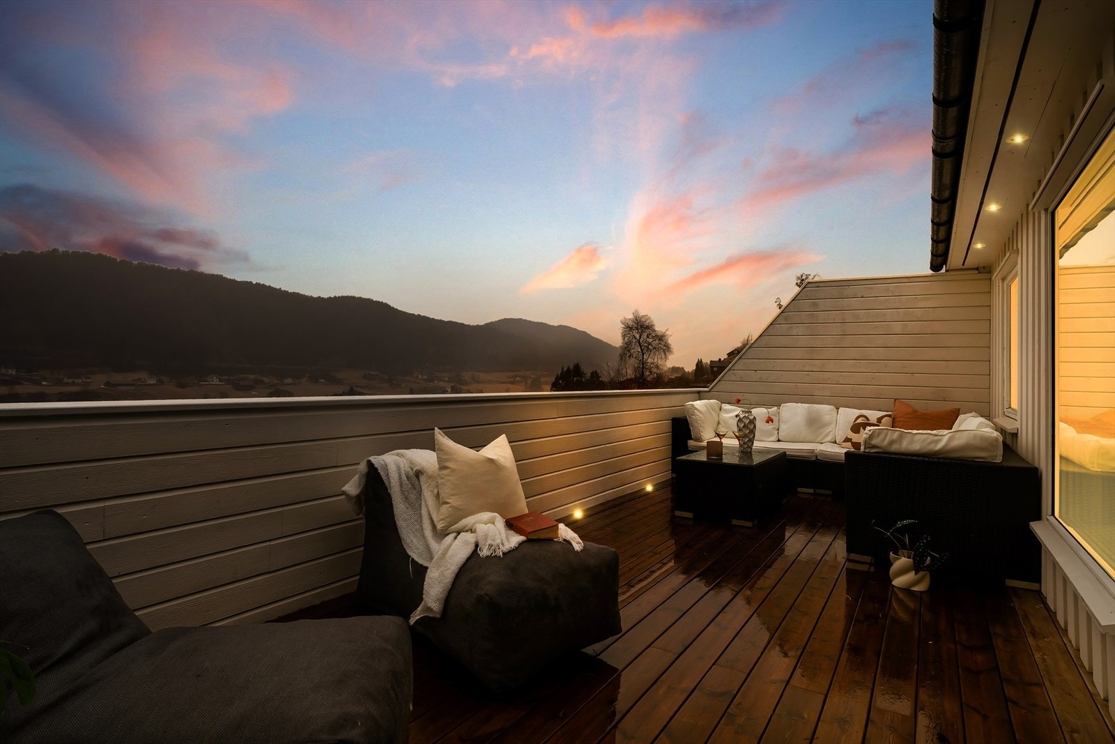 Fra stuen er det direkte utgang til en romslig altan på ca. 20 m². Galleribilde