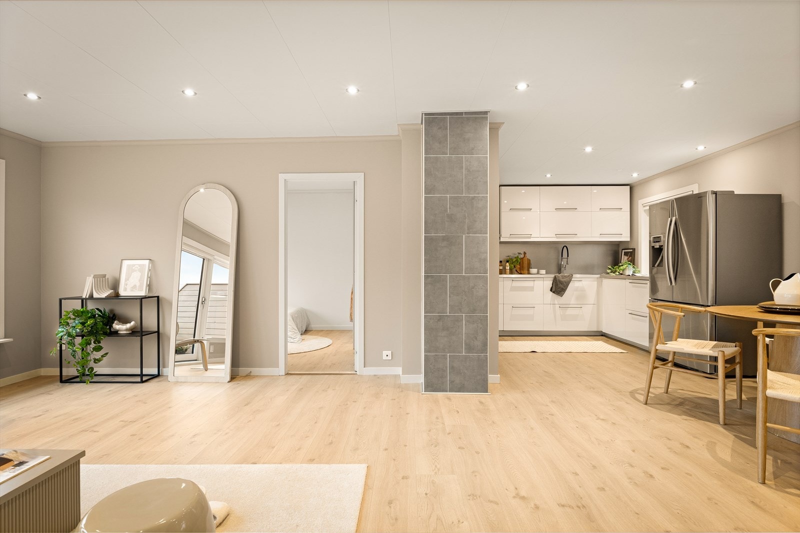 Rommet har et areal på 43,7 m² med gode innredningsmuligheter for både sofagruppe og spisebord. Galleribilde