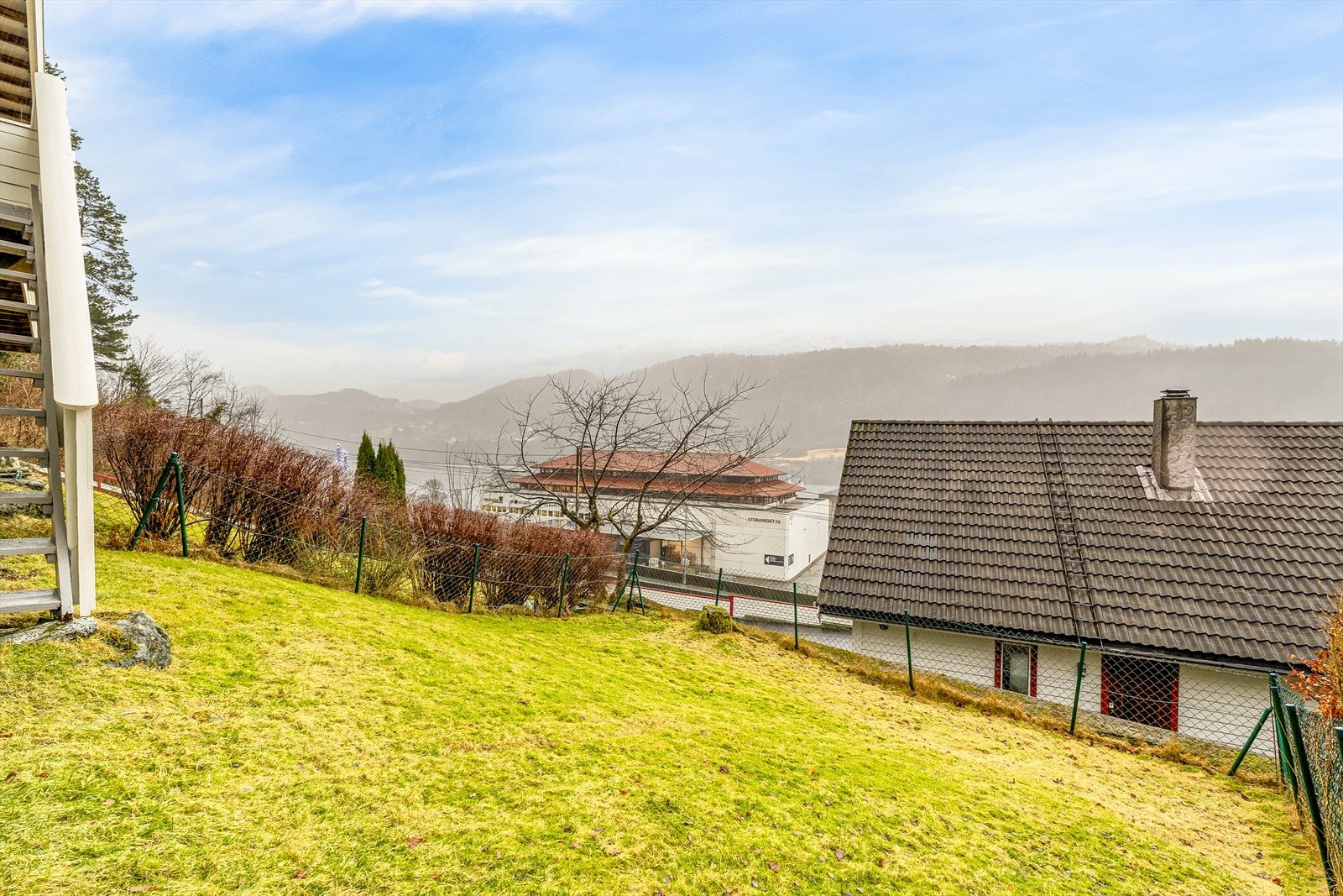 Fra altanen er det videre adkomst til plen. Perfekt for de med en liten dyrevenn. Galleribilde