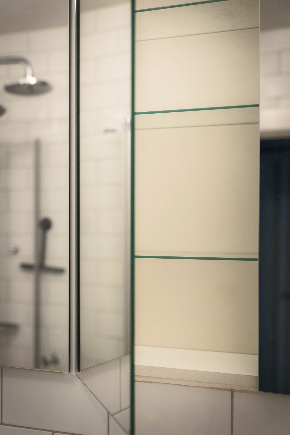 Innfelt speilskap over servant Galleribilde