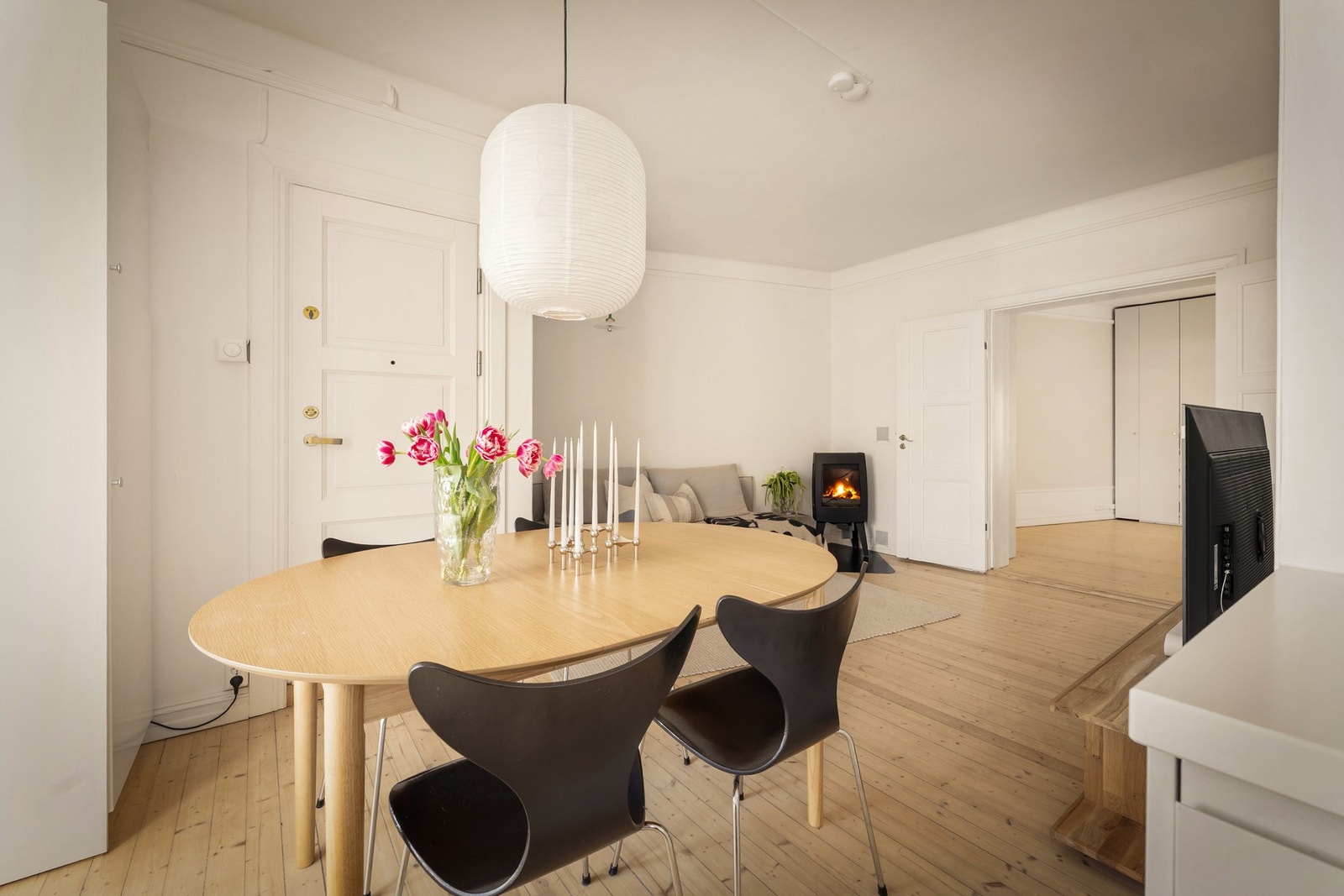 Naturlig avsatt plass til spisebord mellom stuen og kjøkkenet Galleribilde